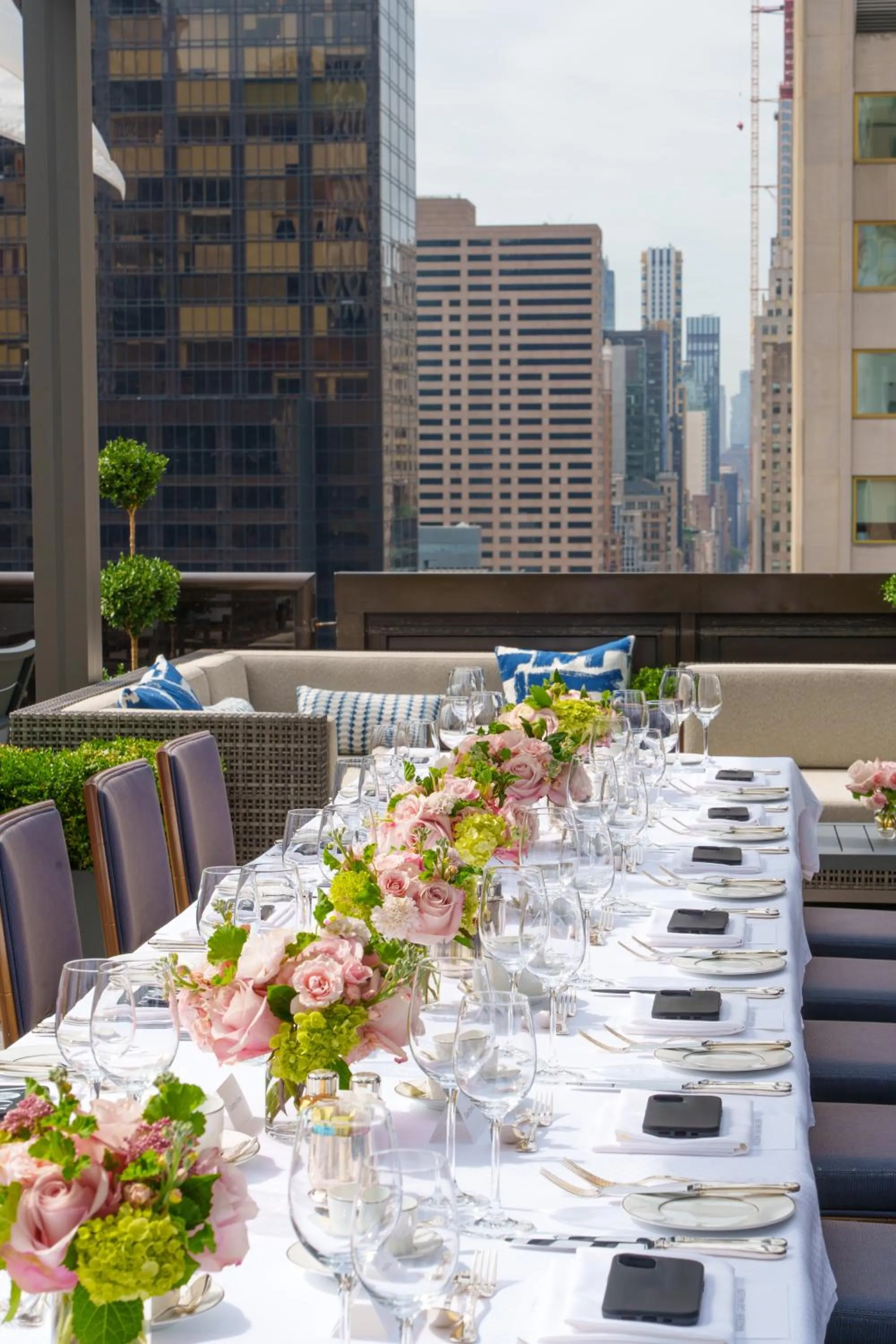 Lounge or bar in The Peninsula New York