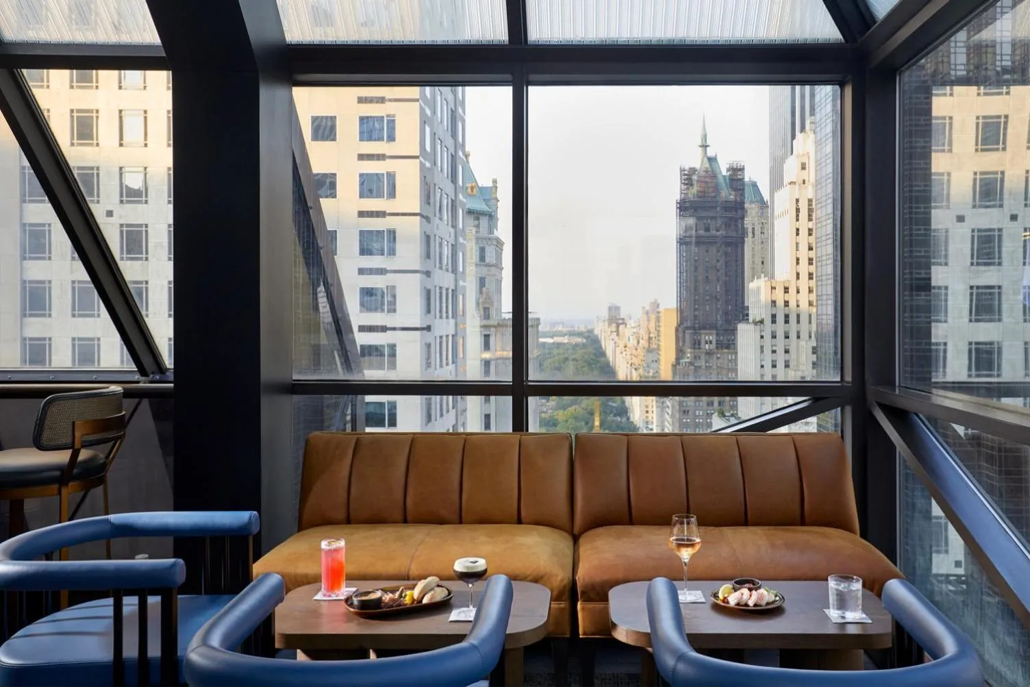 Lounge or bar in The Peninsula New York