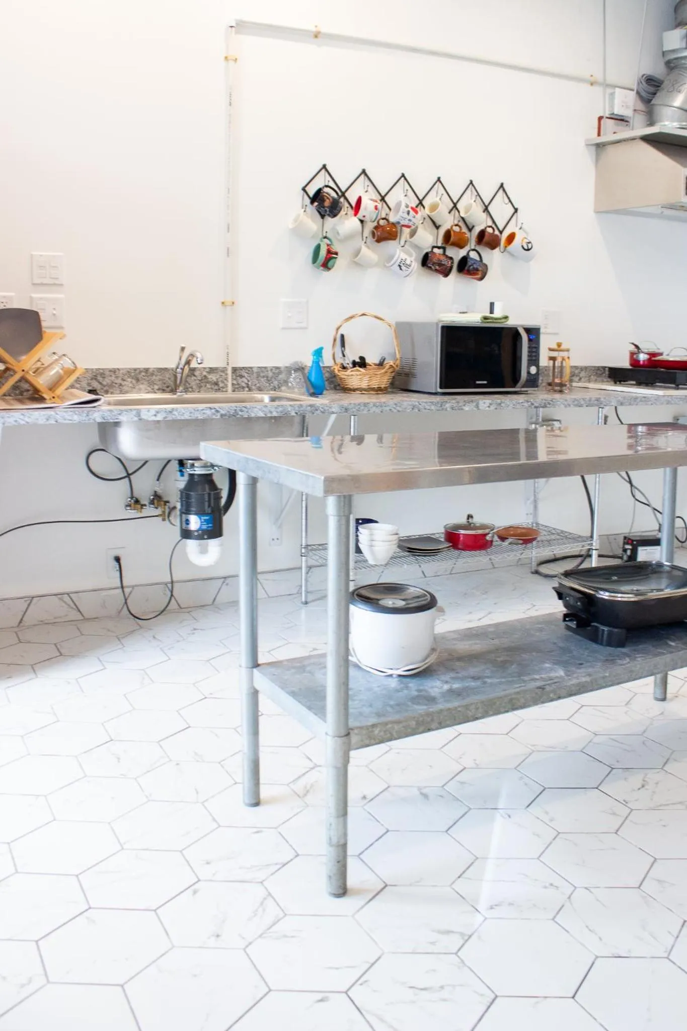 Communal kitchen in 11th Avenue Hostel