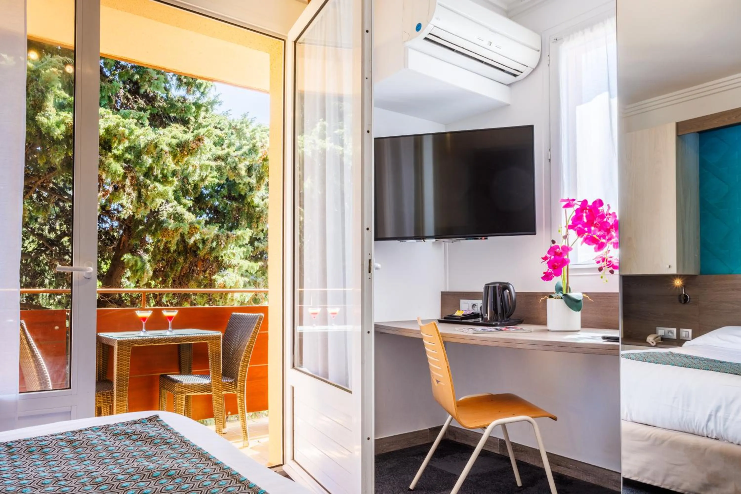 Bed in Hotel SPA Plage St Jean