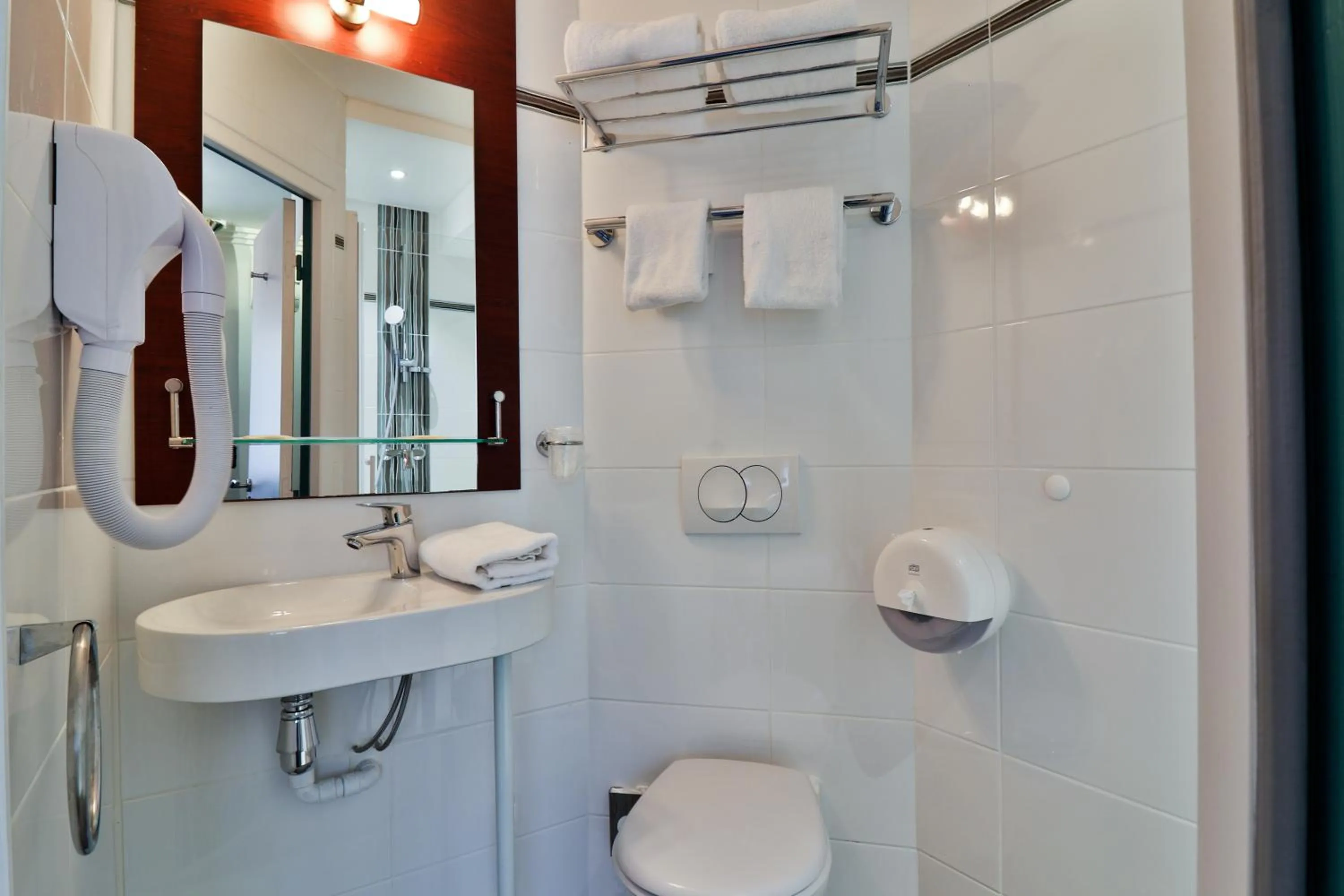 Bathroom in Hotel SPA Plage St Jean