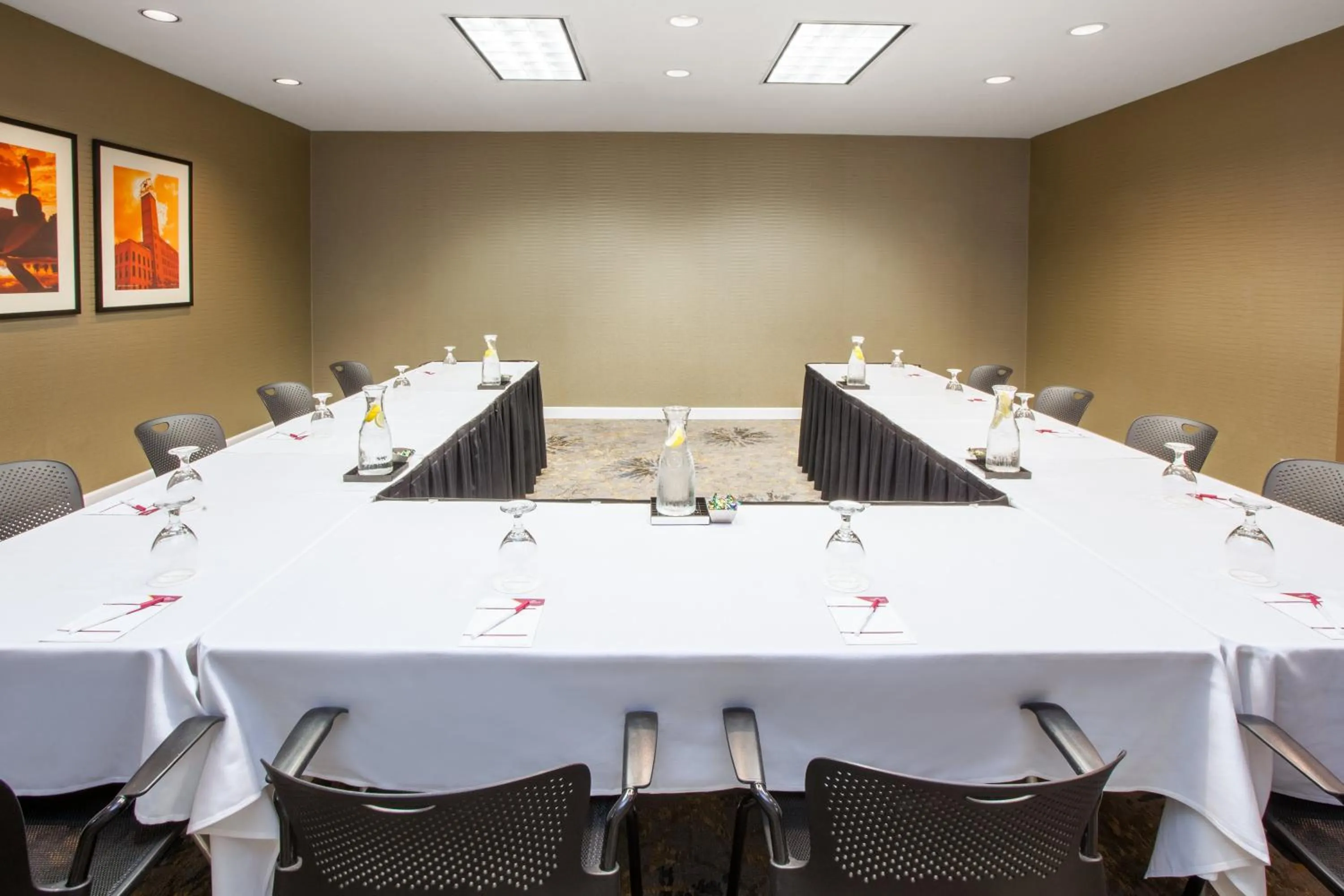 Meeting/conference room in Crowne Plaza Suites MSP Airport - Mall of America by IHG