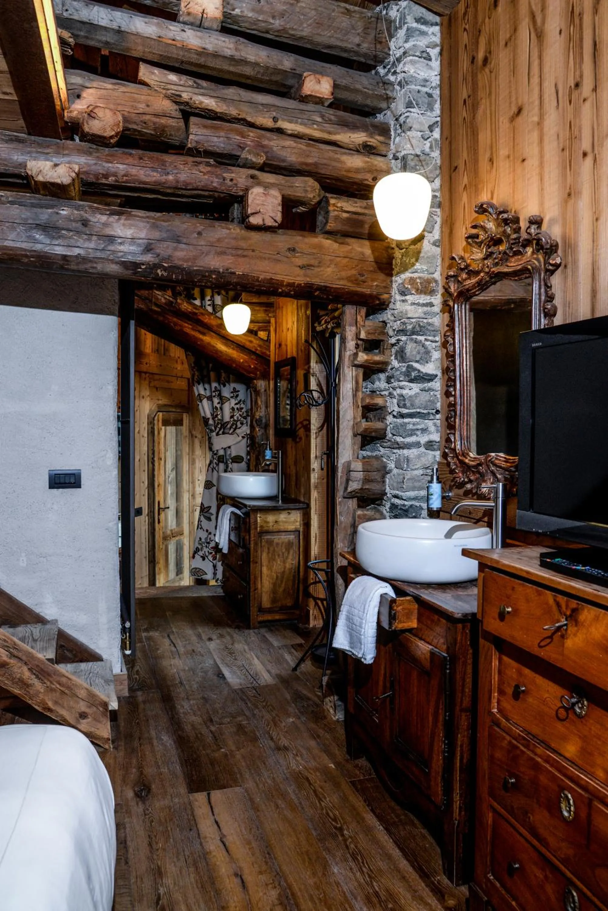 Photo of the whole room, Bed in Hotel Du Grand Paradis - 1899 Auberge Boutique
