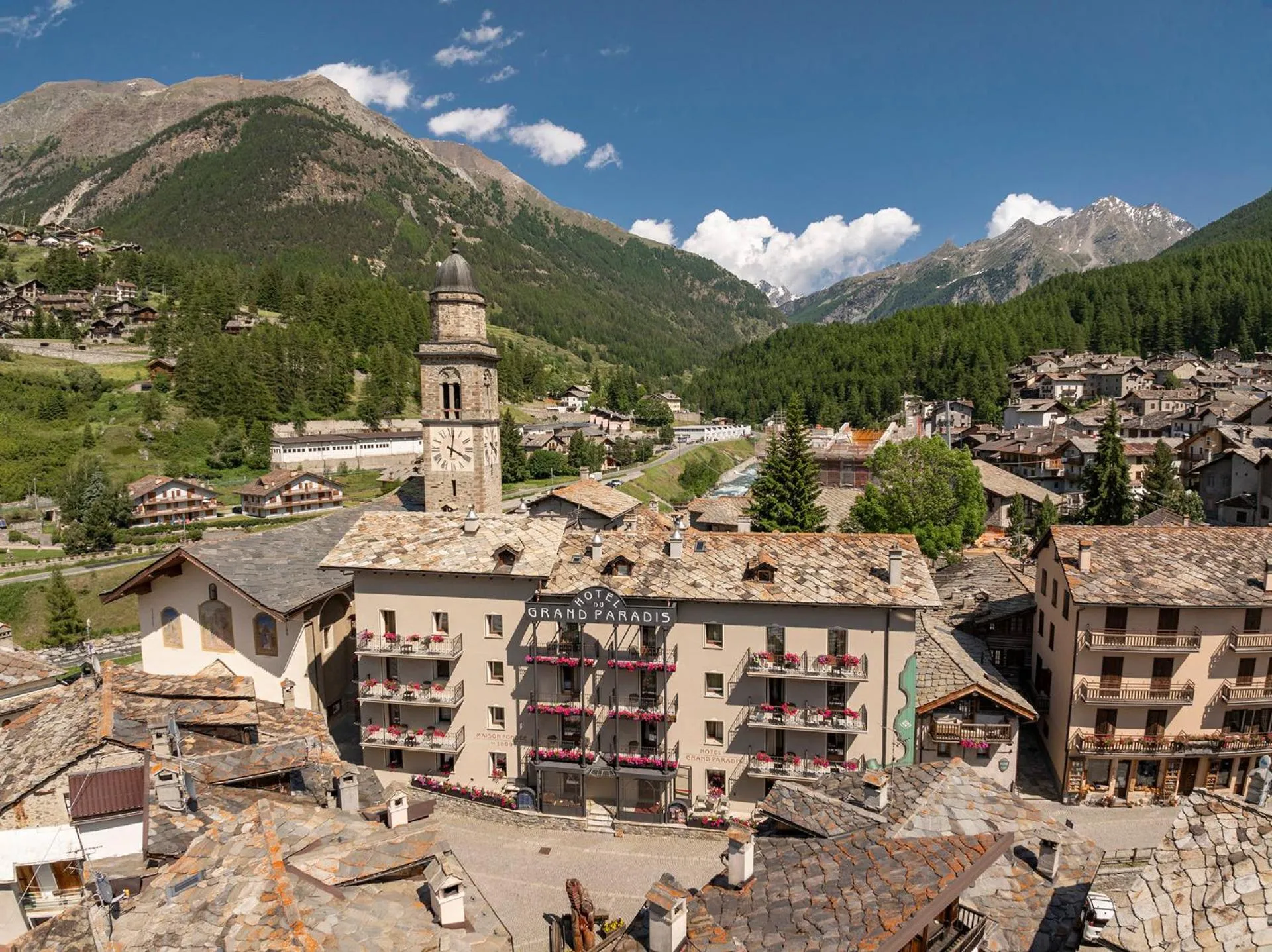 Property building in Hotel Du Grand Paradis - 1899 Auberge Boutique