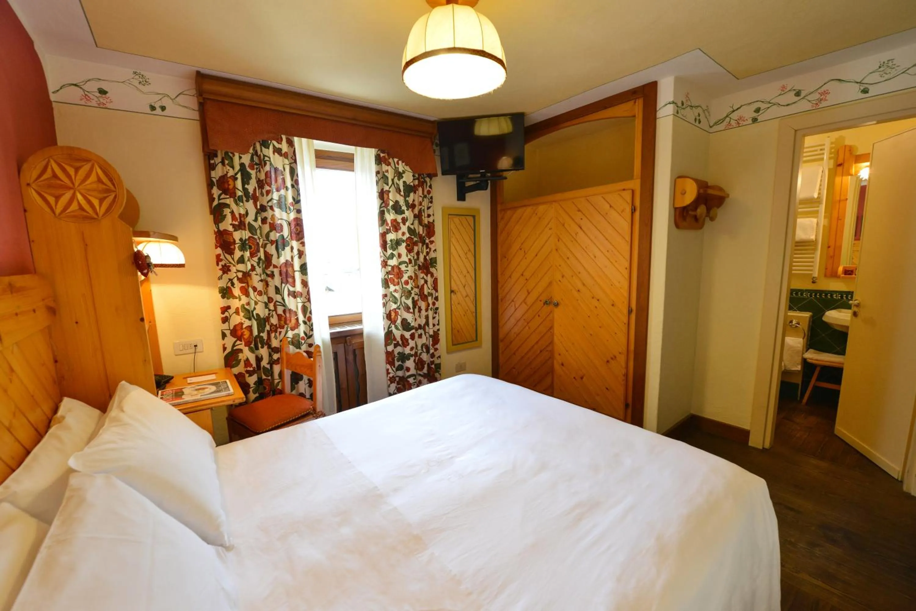 Photo of the whole room, Bed in Hotel Du Grand Paradis - 1899 Auberge Boutique