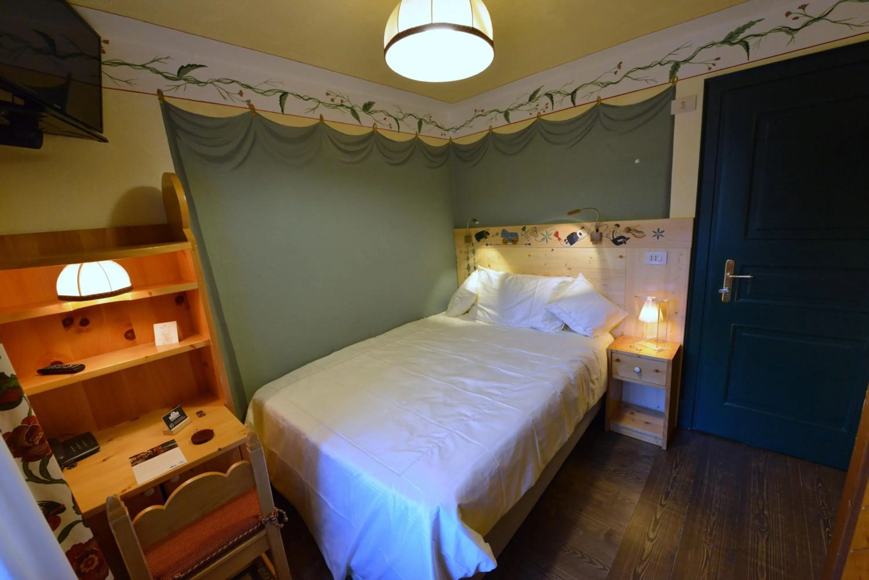 Bed in Hotel Du Grand Paradis - 1899 Auberge Boutique