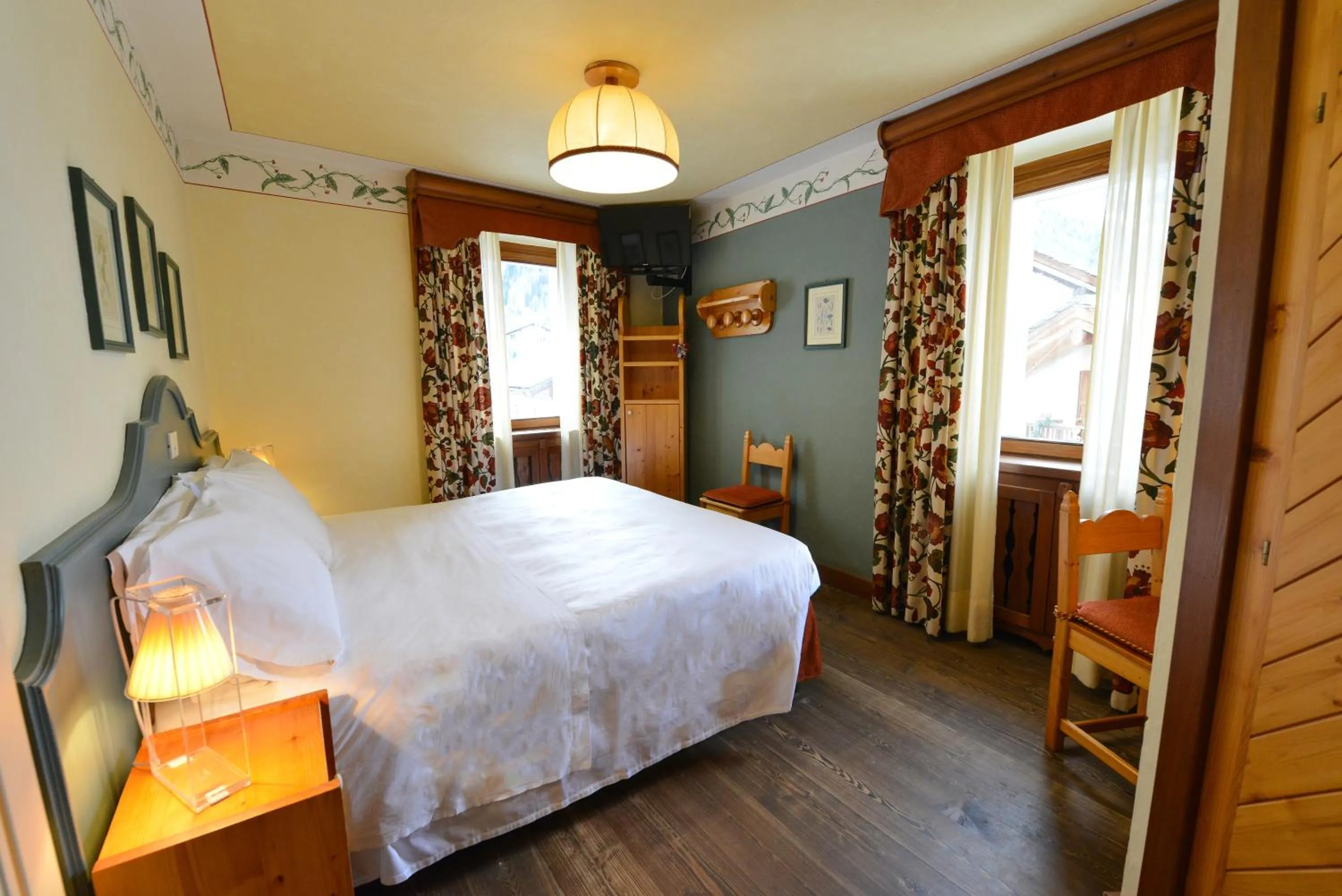 Bed in Hotel Du Grand Paradis - 1899 Auberge Boutique