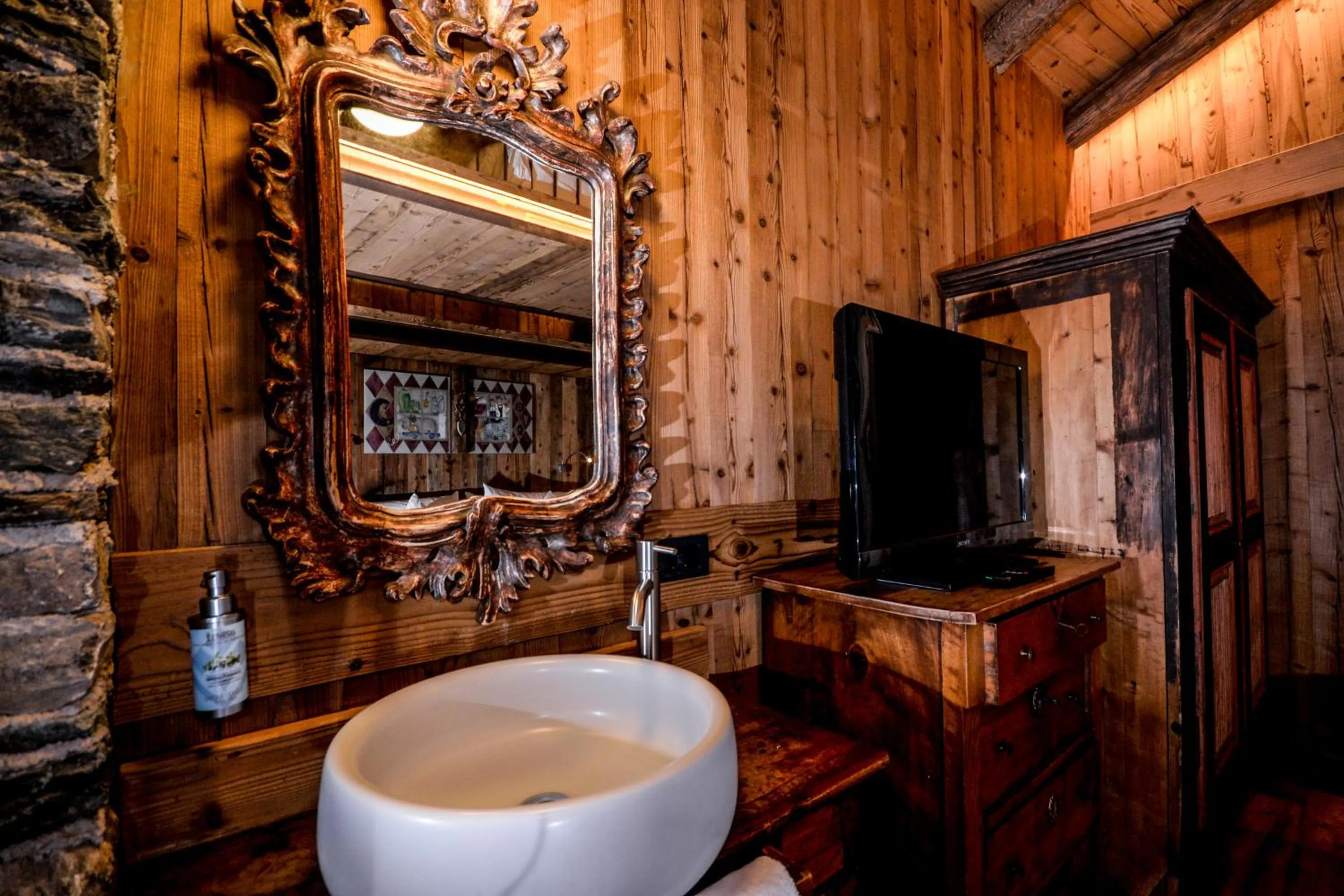 Photo of the whole room in Hotel Du Grand Paradis - 1899 Auberge Boutique