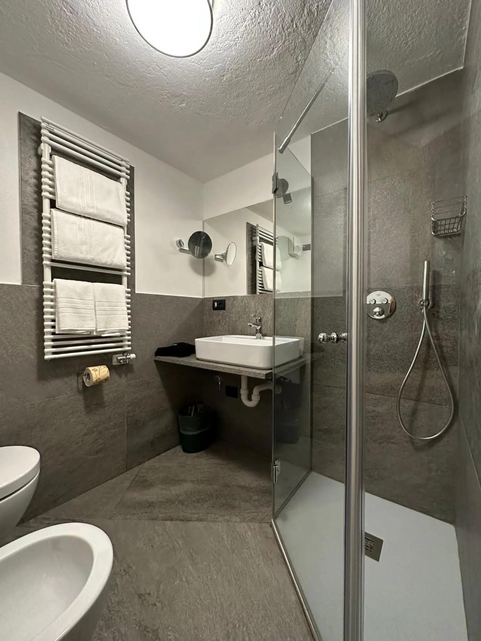 Shower in Hotel Du Grand Paradis - 1899 Auberge Boutique