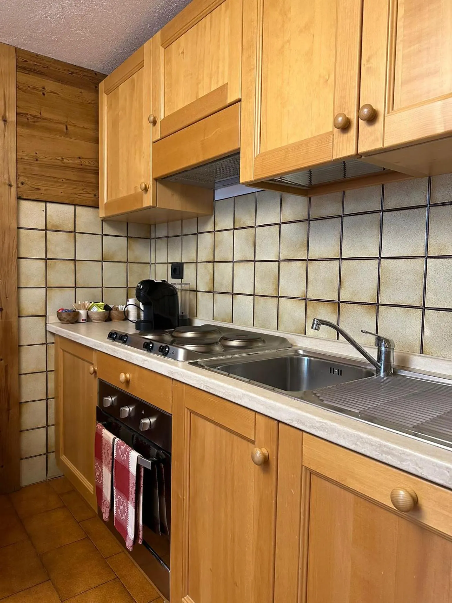 Kitchen or kitchenette in Hotel Du Grand Paradis - 1899 Auberge Boutique