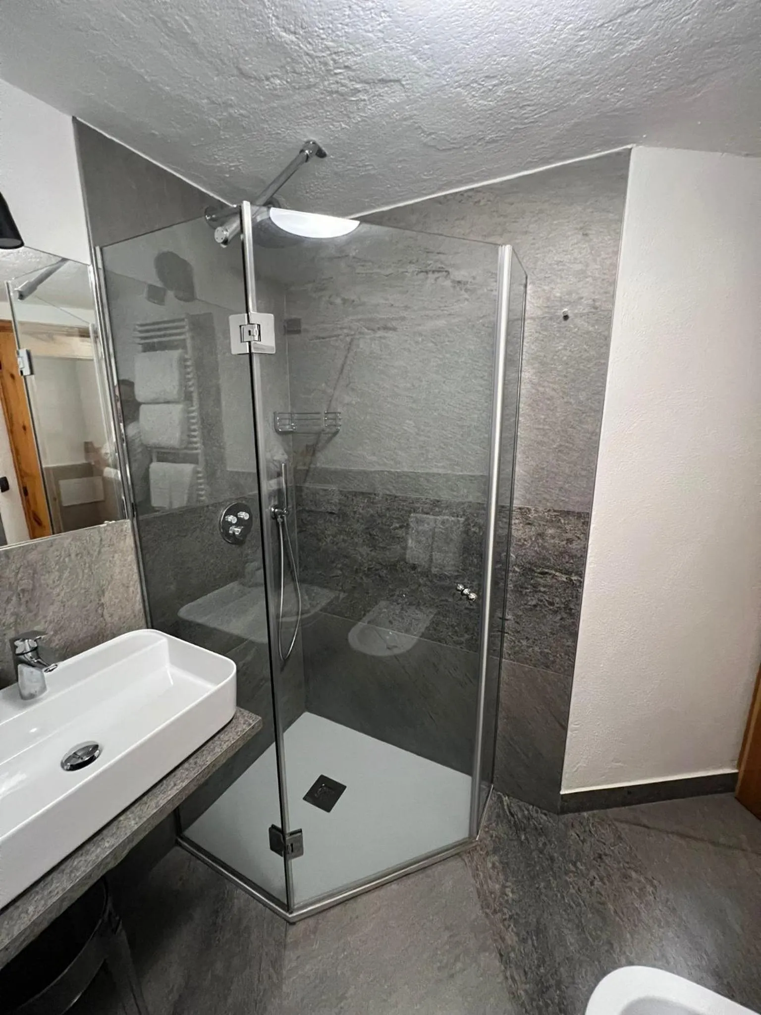 Shower in Hotel Du Grand Paradis - 1899 Auberge Boutique