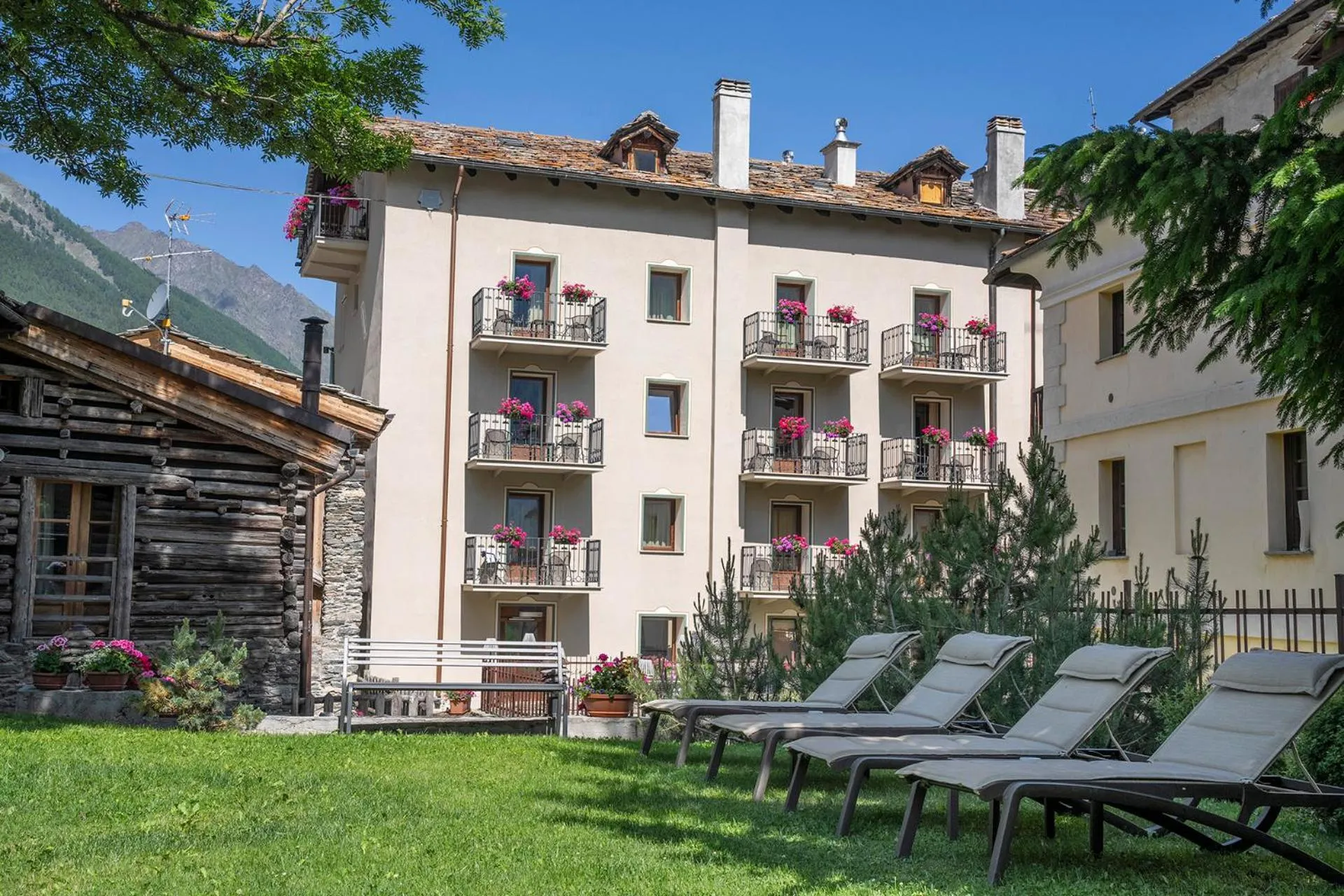 Property building in Hotel Du Grand Paradis - 1899 Auberge Boutique