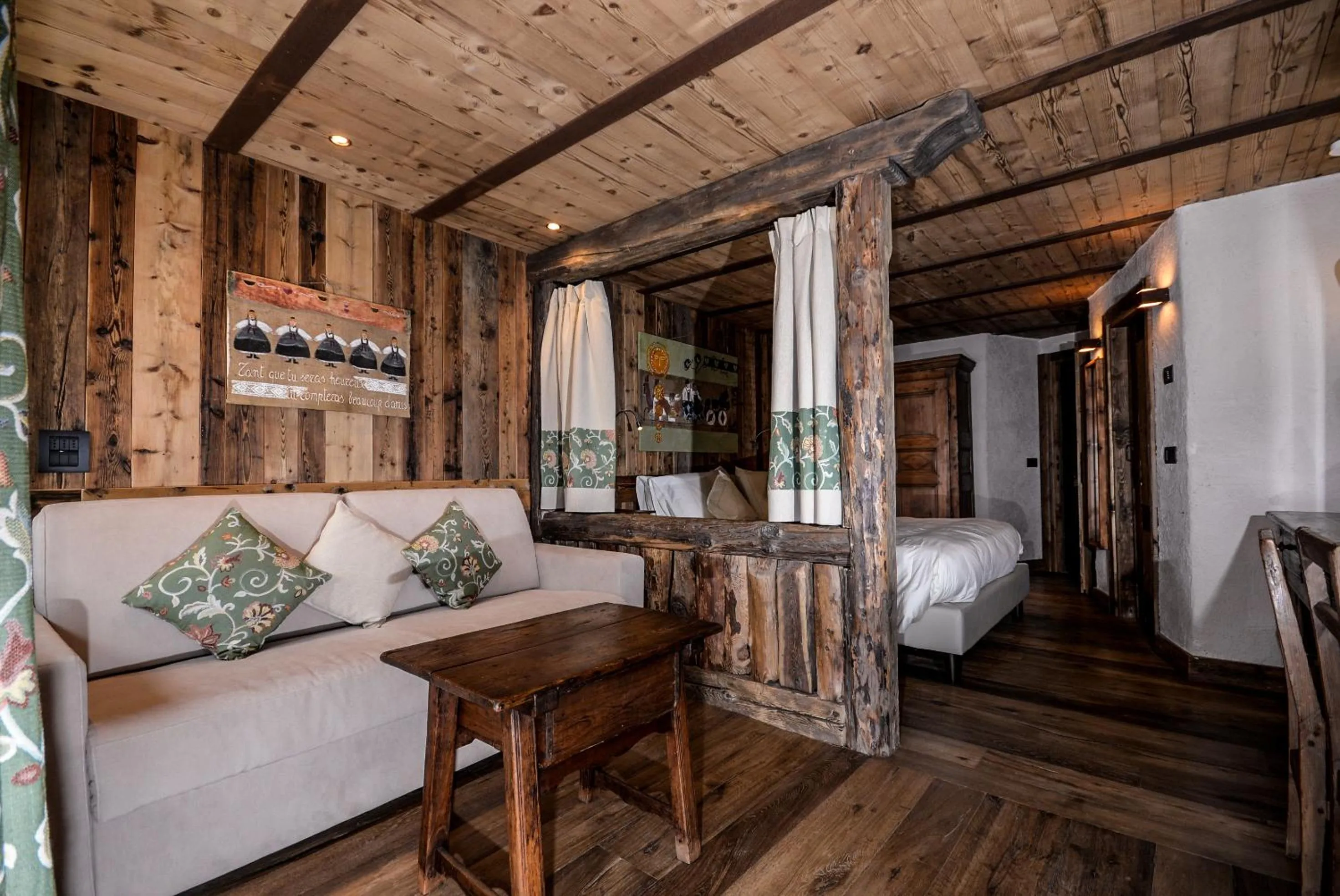 Photo of the whole room, Bed in Hotel Du Grand Paradis - 1899 Auberge Boutique