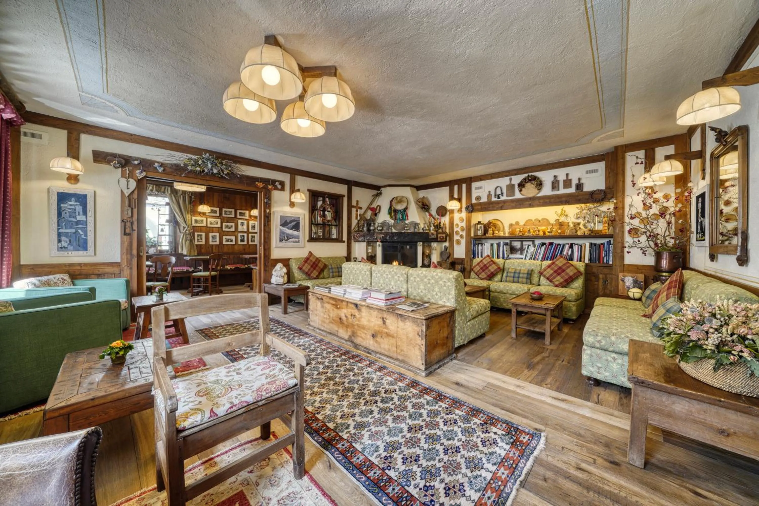 Communal lounge/ TV room in Hotel Du Grand Paradis - 1899 Auberge Boutique