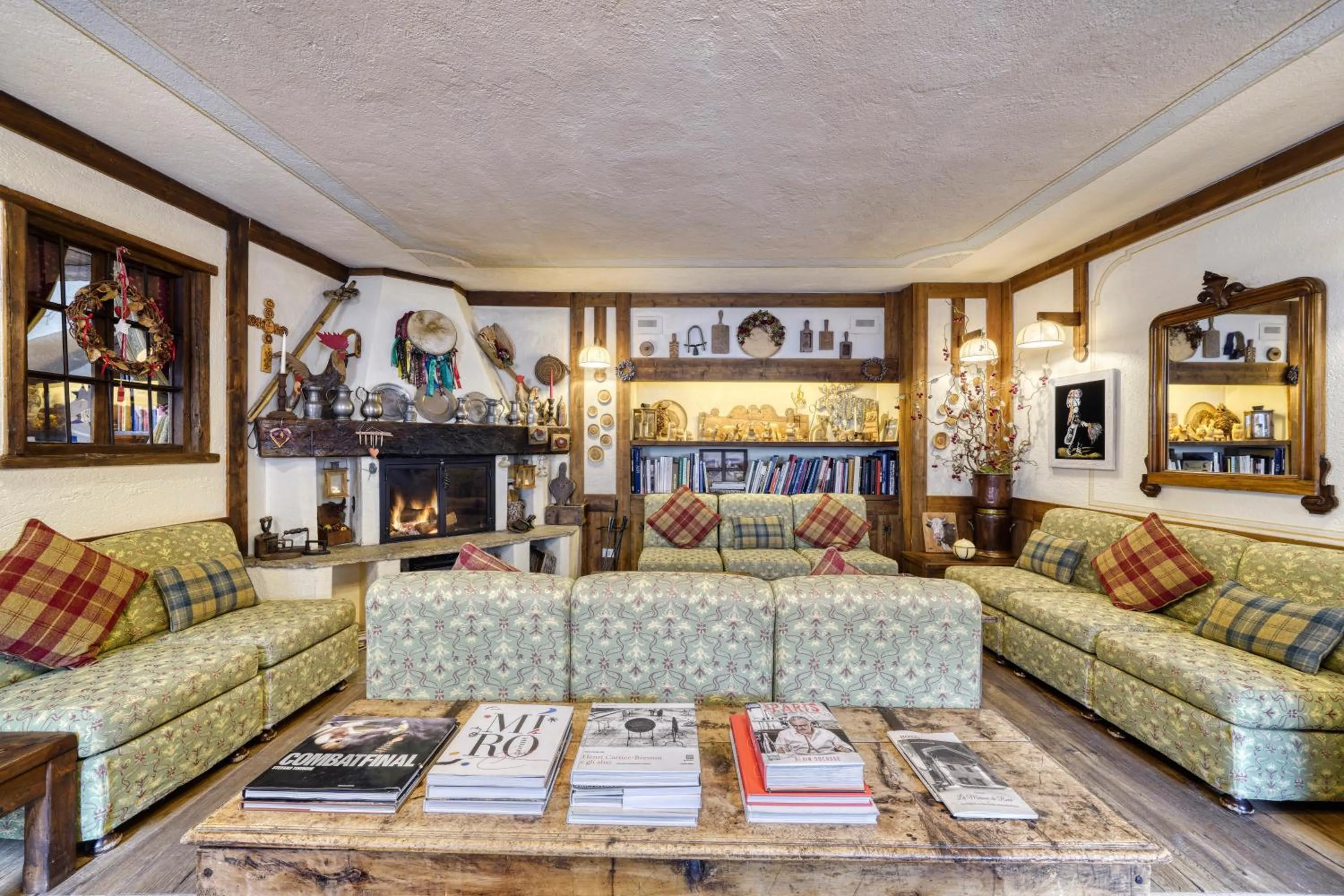Communal lounge/ TV room in Hotel Du Grand Paradis - 1899 Auberge Boutique