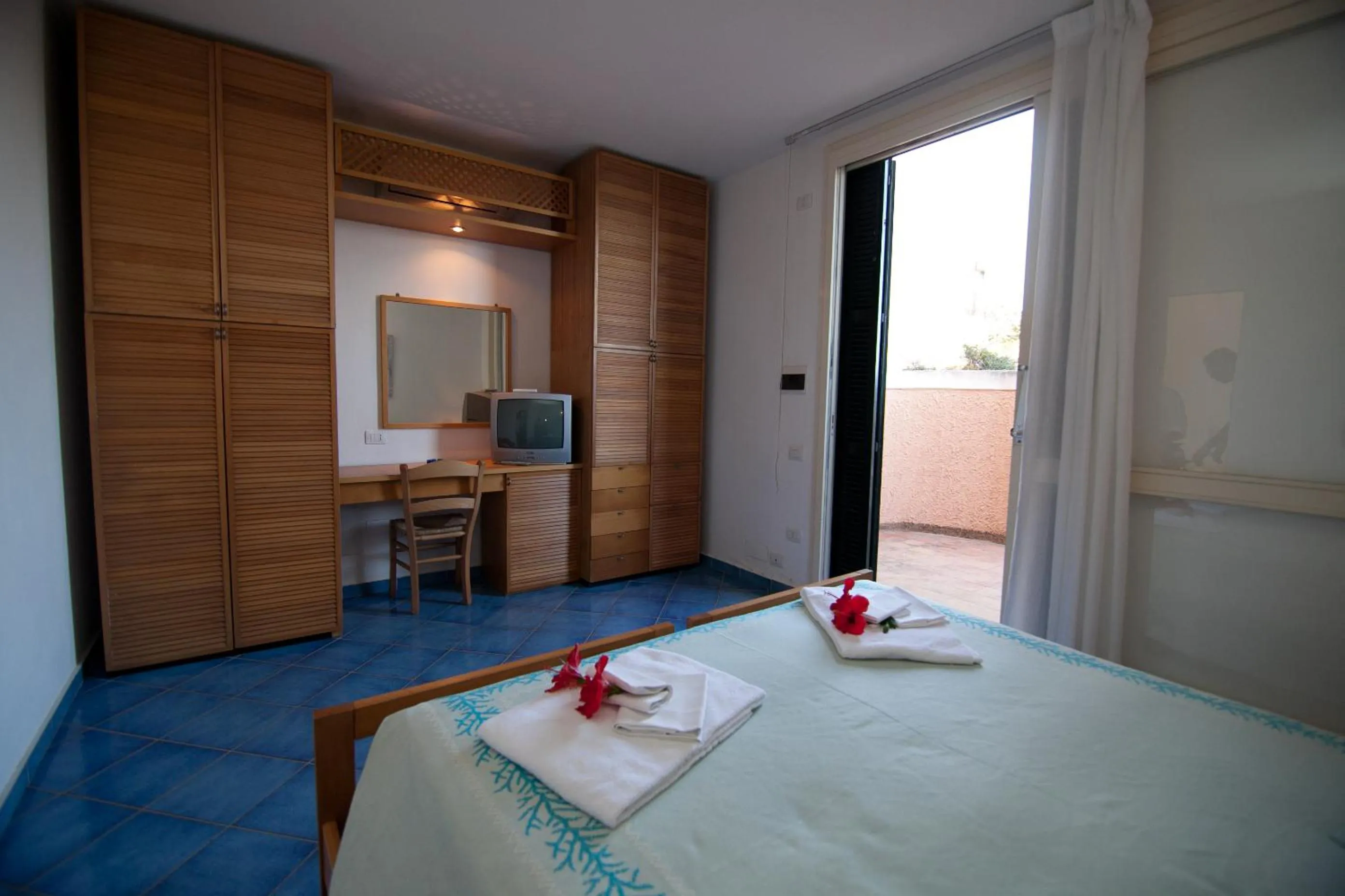 Photo of the whole room, Bed in Club Esse Roccaruja