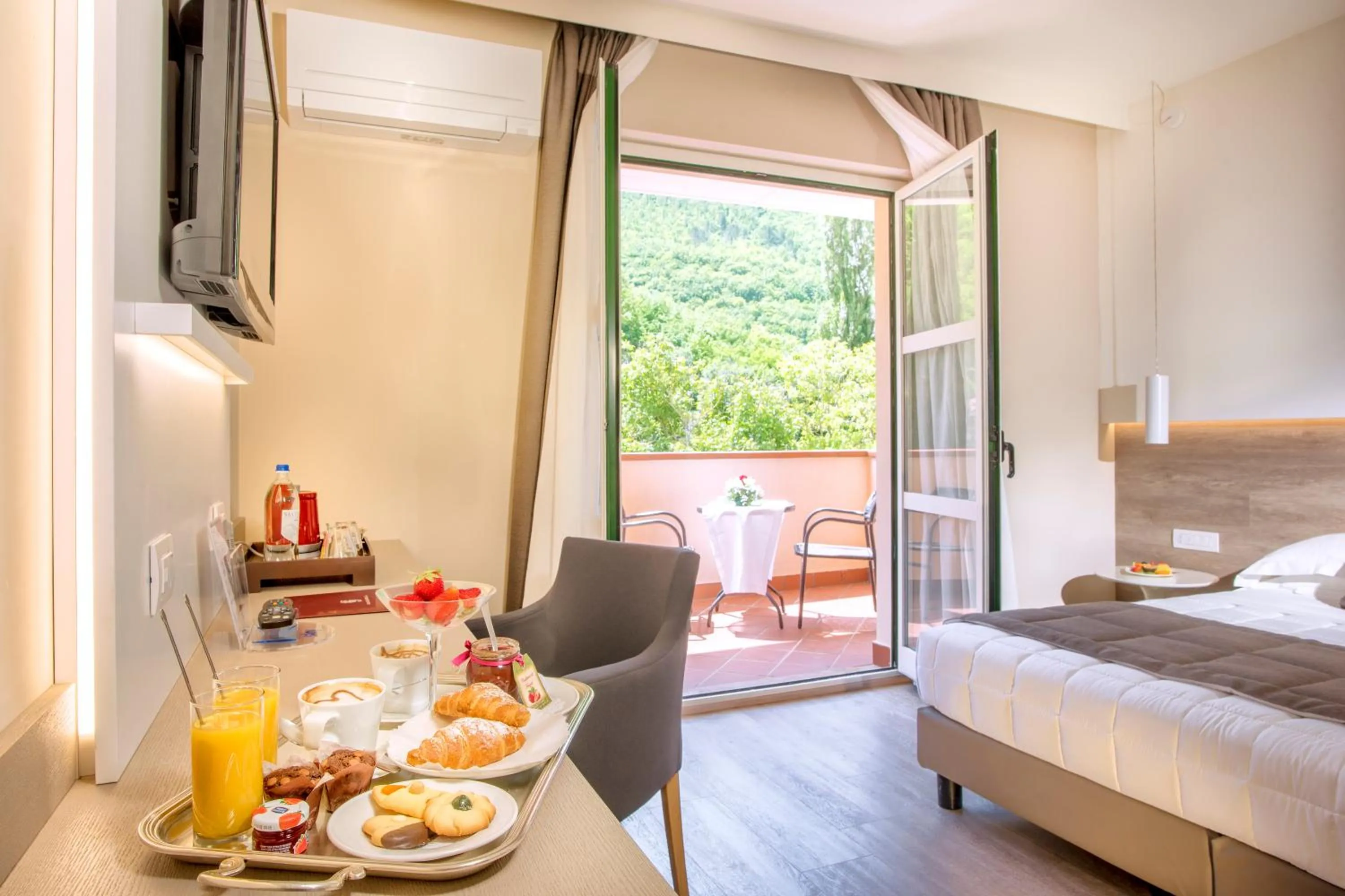 Luxury Double Room in Guesia Village Hotel e Spa