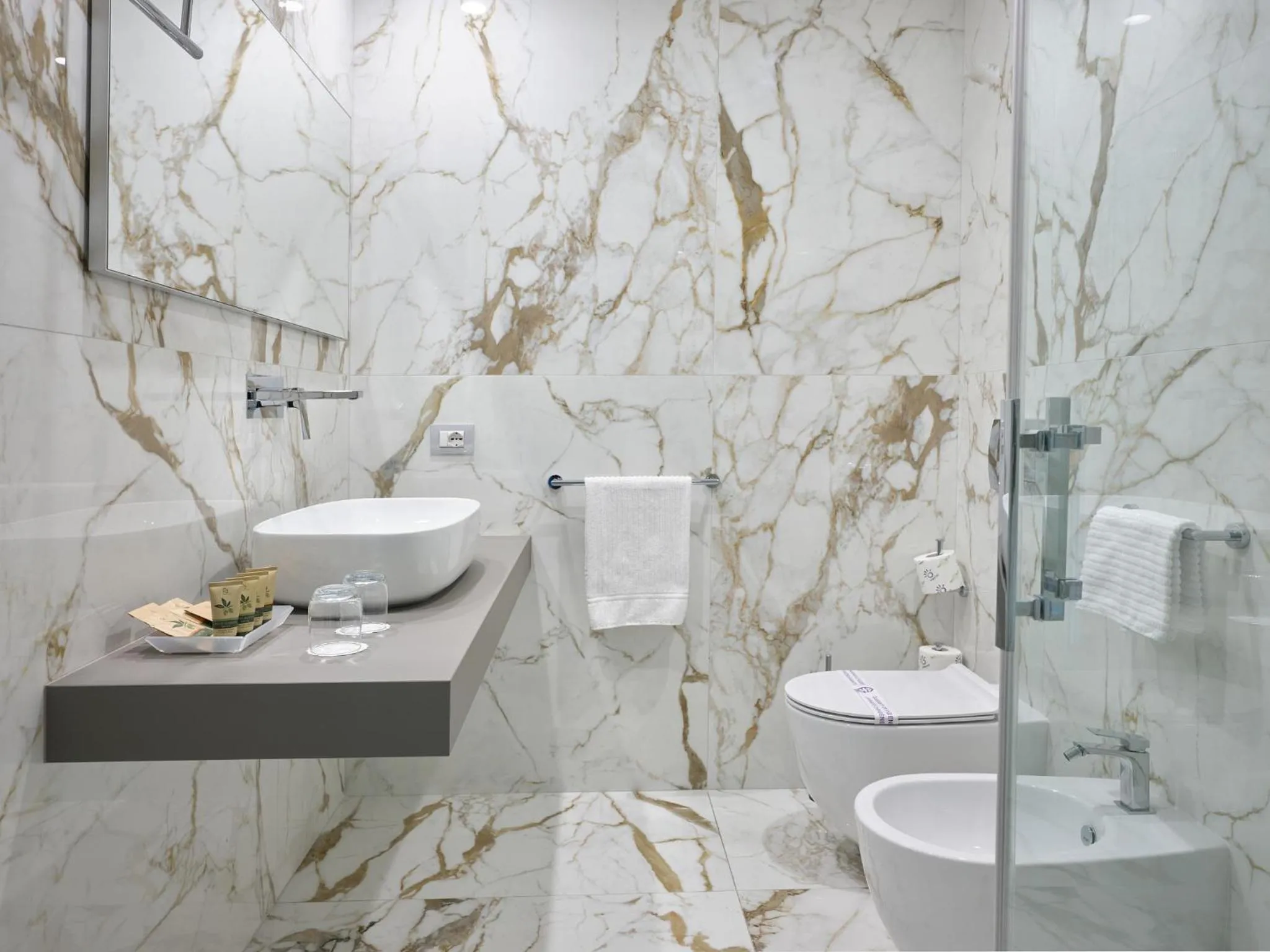 Shower in Hotel Ghiffa