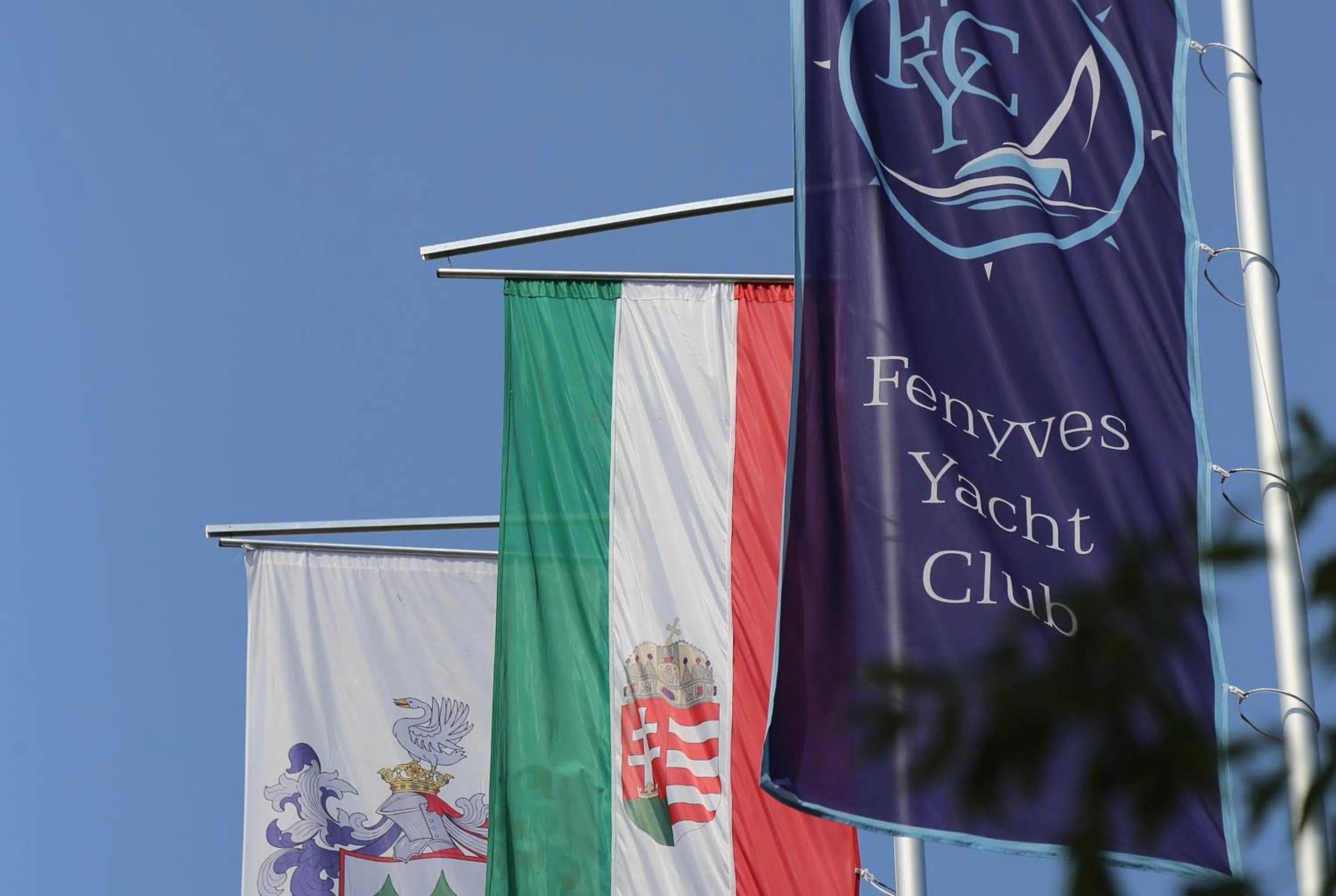 Text overlay in Fenyves Yacht Club Superior