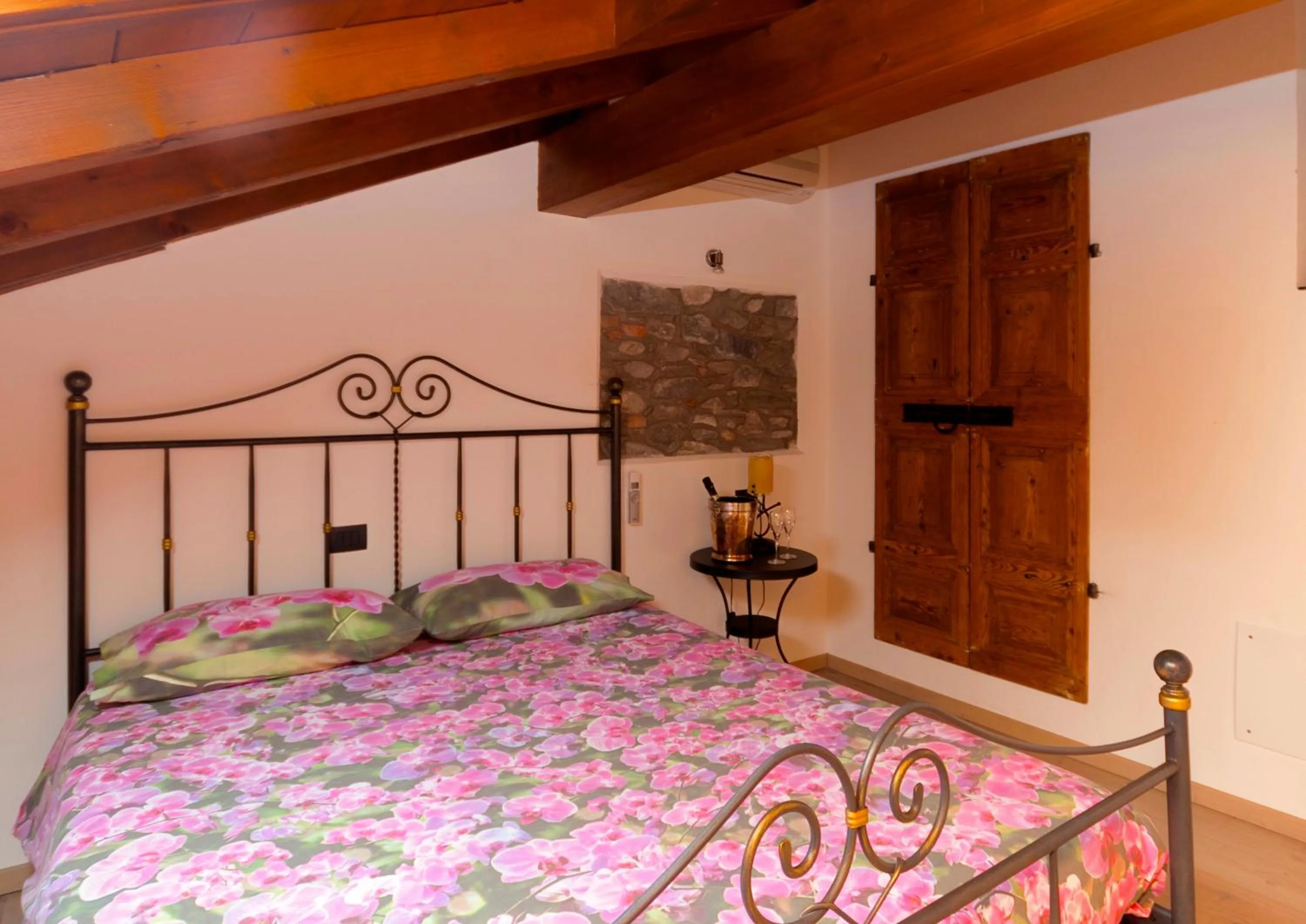 Bedroom, Bed in VILLA VINICIA, pool, jacuzzi, airco