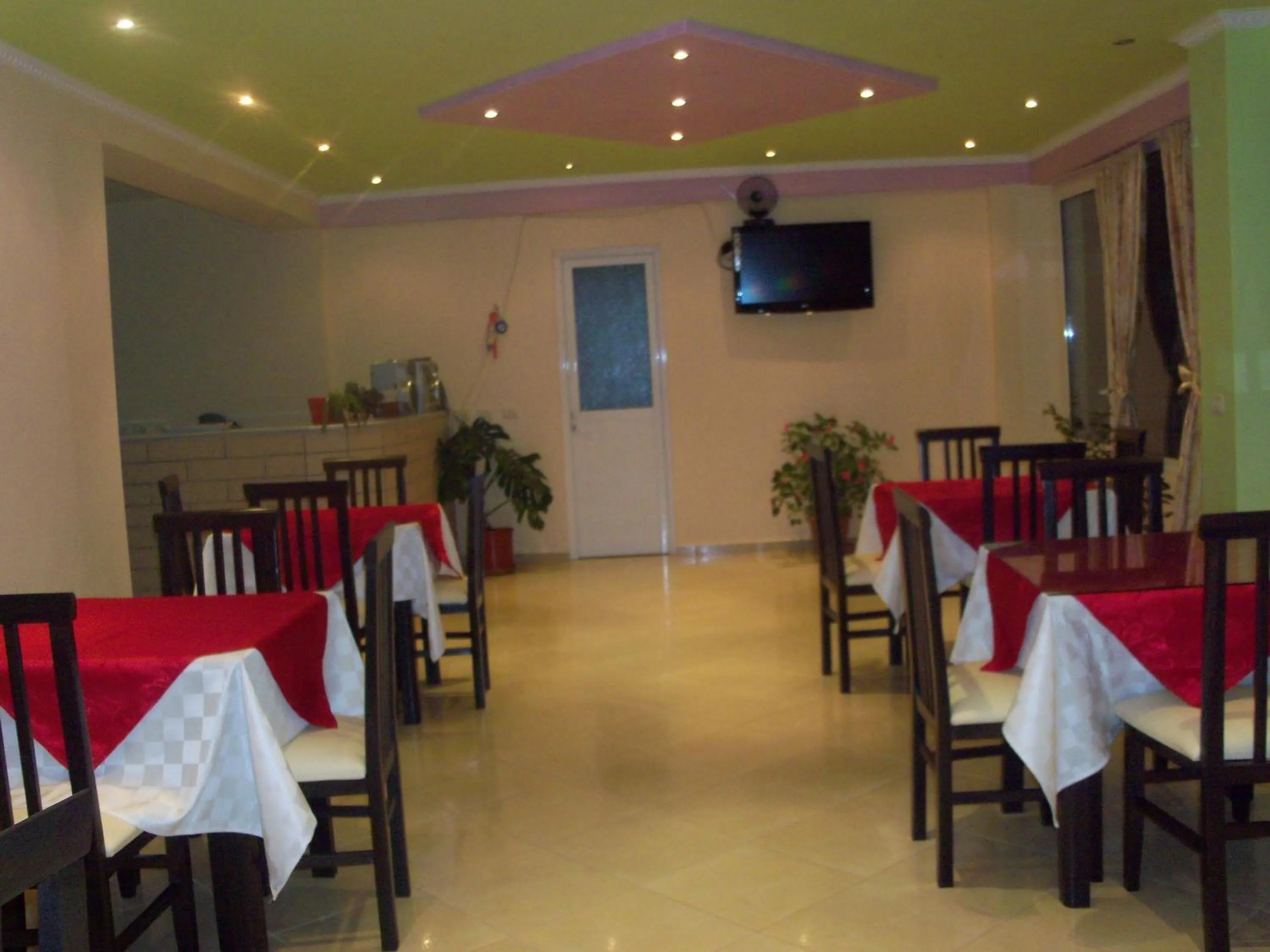 Restaurant/places to eat in Vila Florand Sela