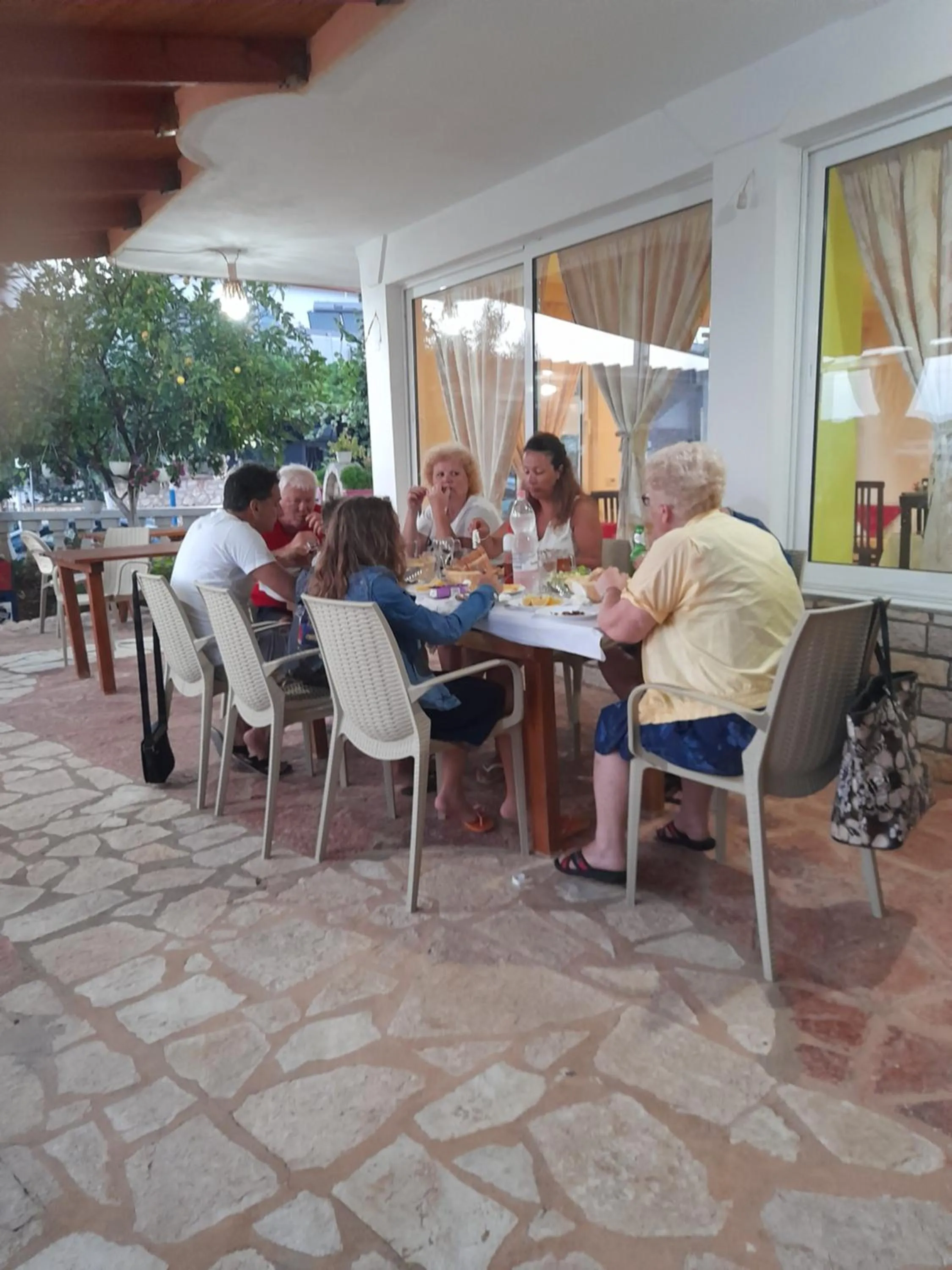 Restaurant/places to eat in Vila Florand Sela
