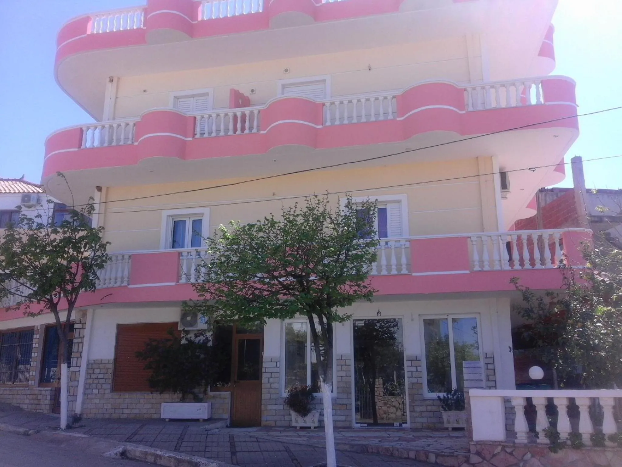 Restaurant/places to eat in Vila Florand Sela