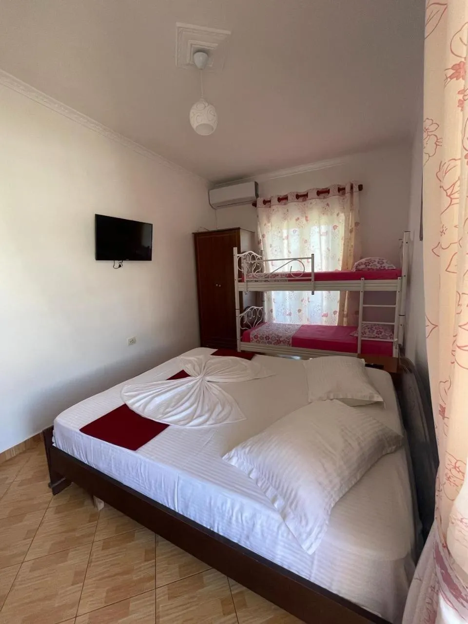 TV and multimedia, Bed in Vila Florand Sela