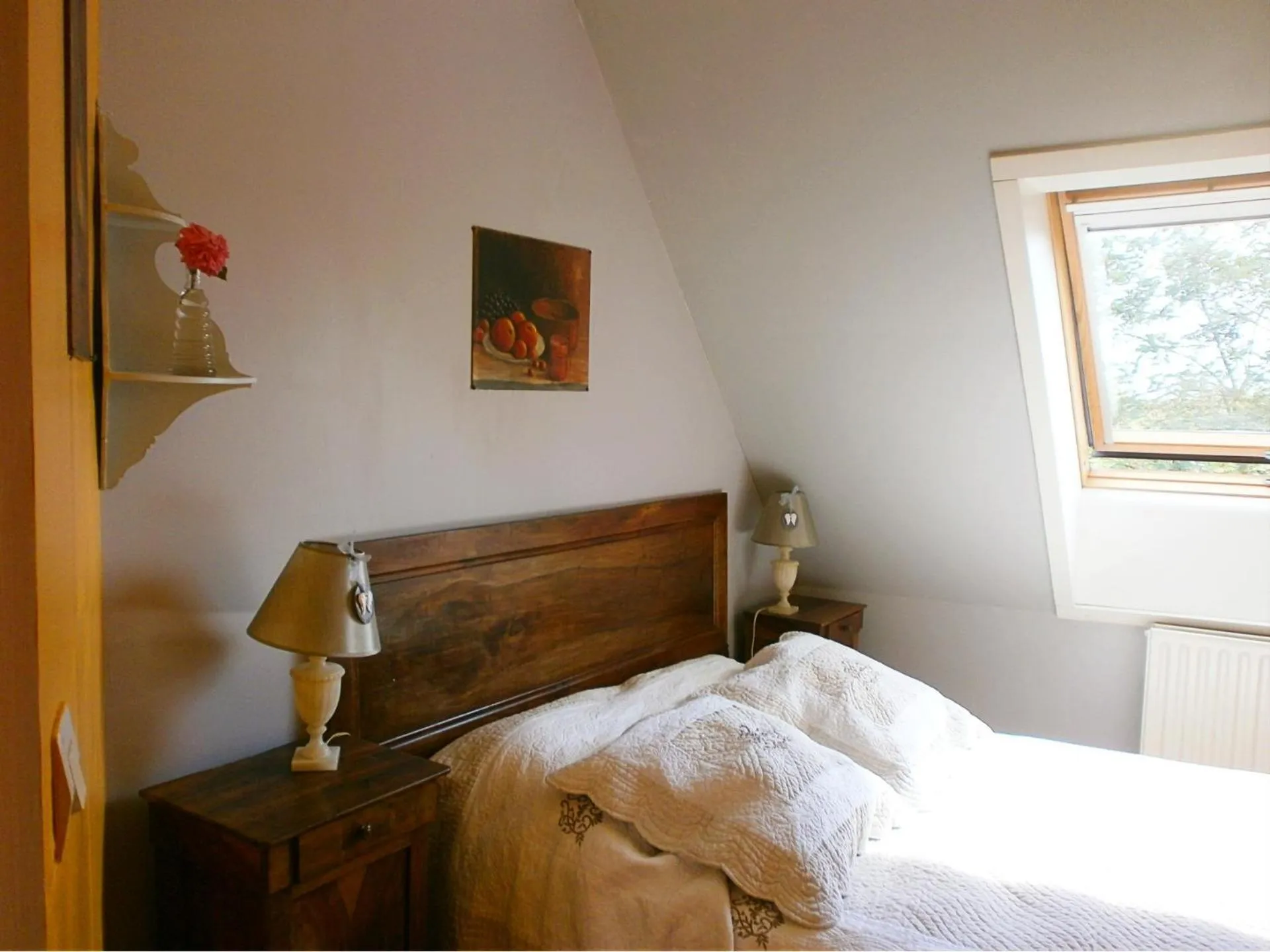 Photo of the whole room, Bed in Loge & Broc