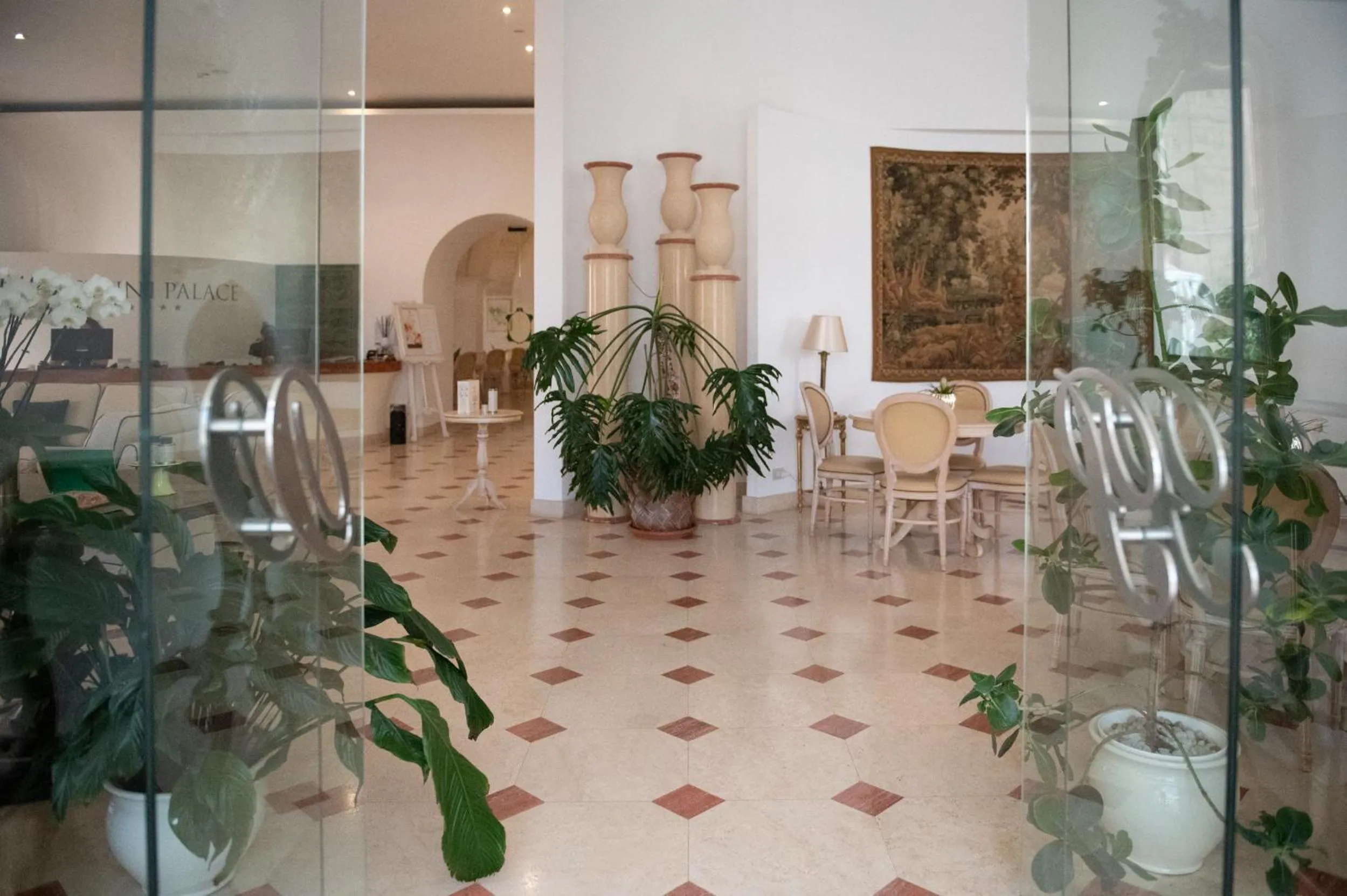 Lobby or reception in OSTUNI PALACE - Hotel Bistrot & SPA