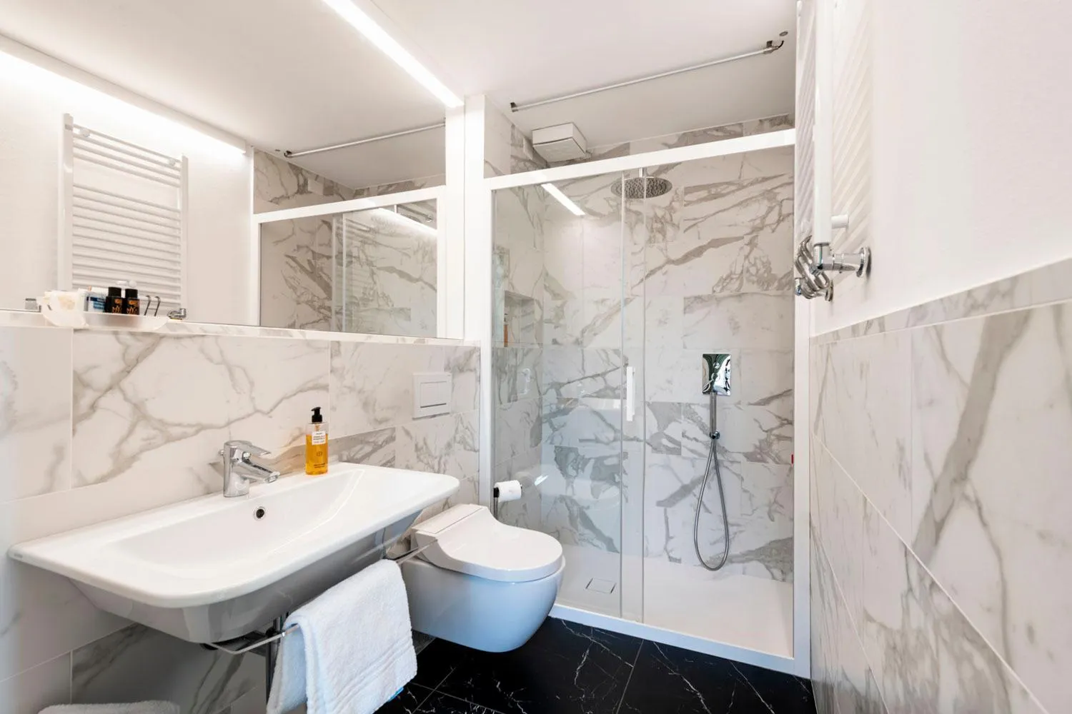 Bathroom in Hotel Miralago