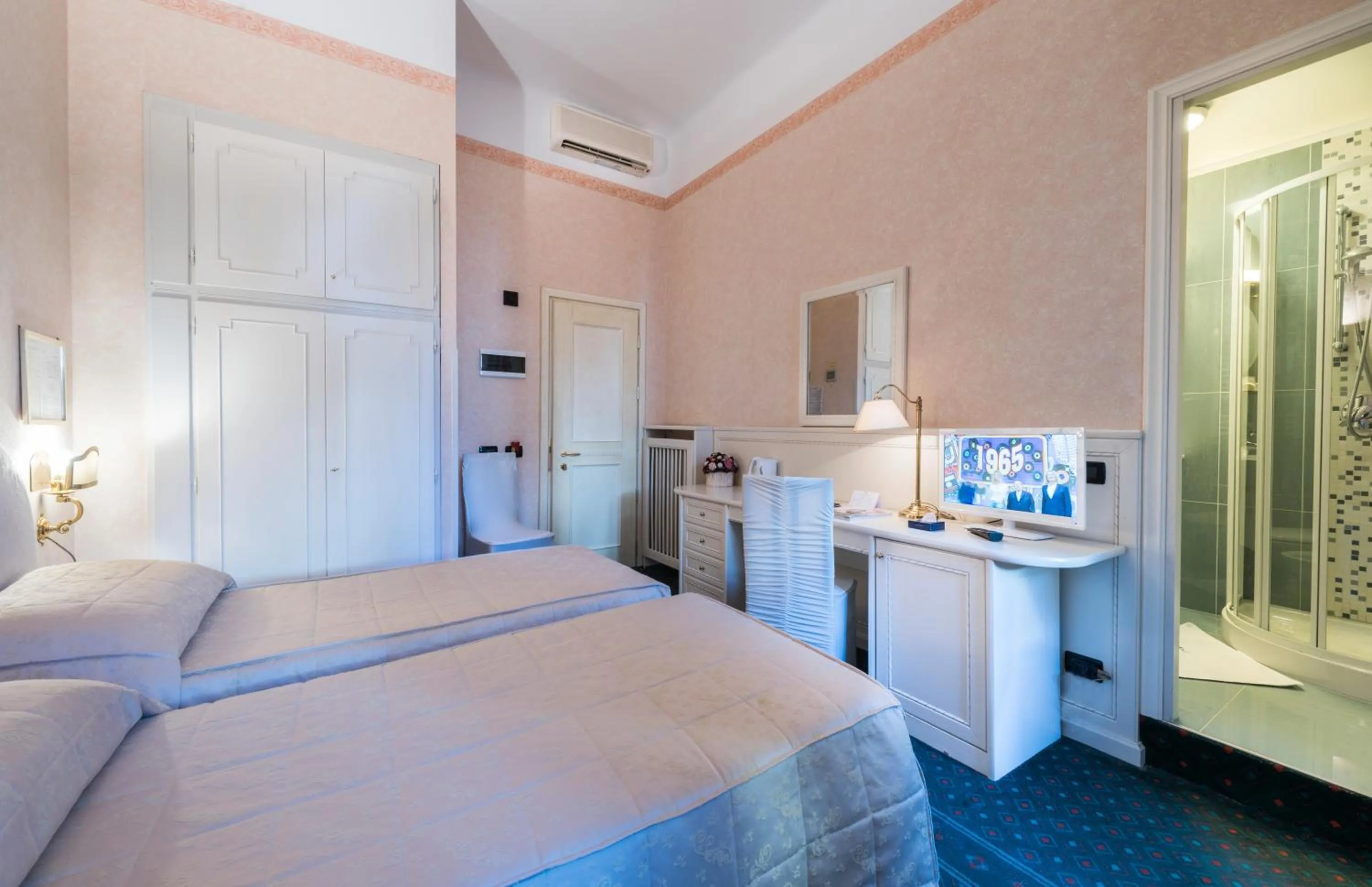 Photo of the whole room in Hotel Miralago