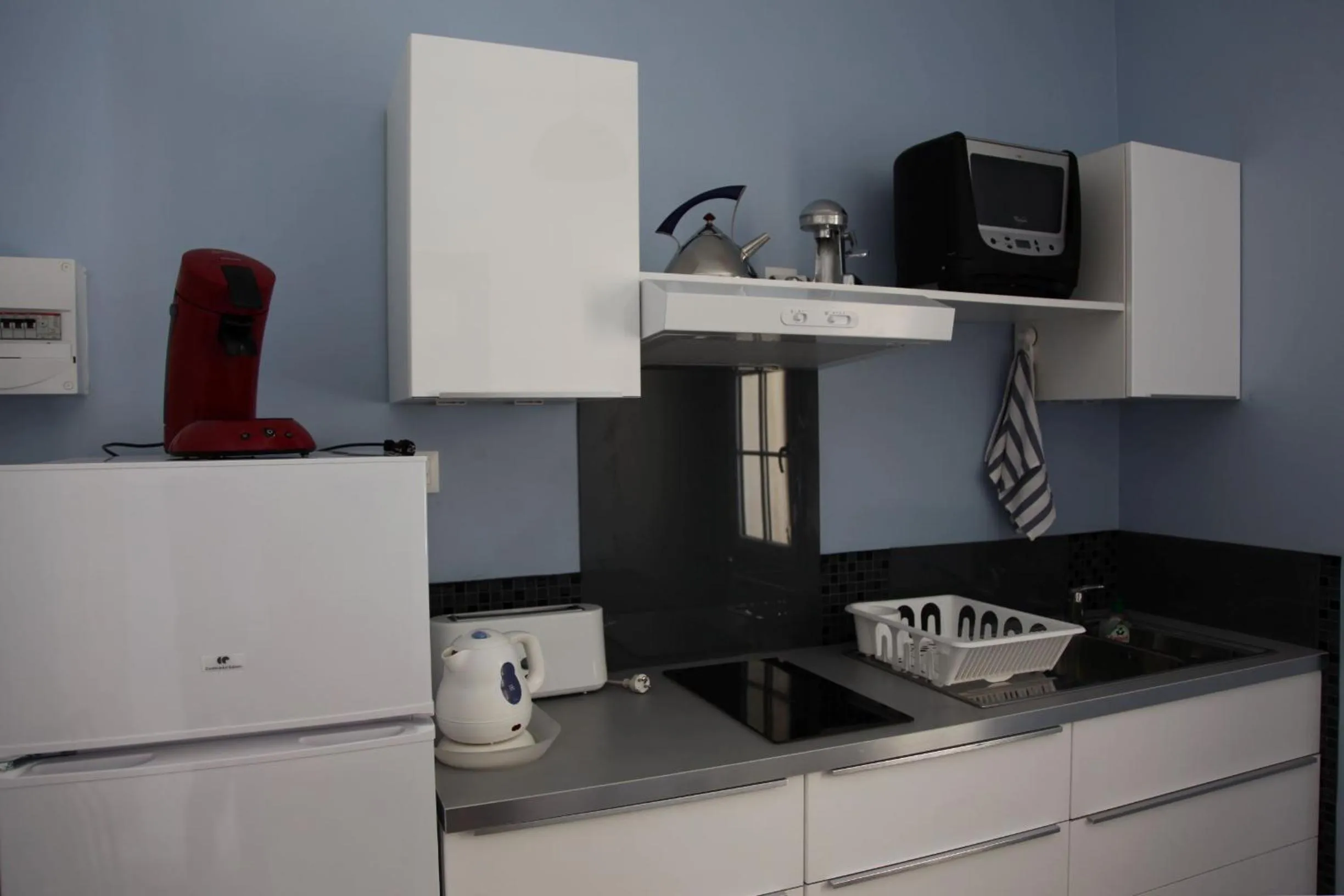 Communal kitchen in Le Clos du Théron, chambre d'hôte