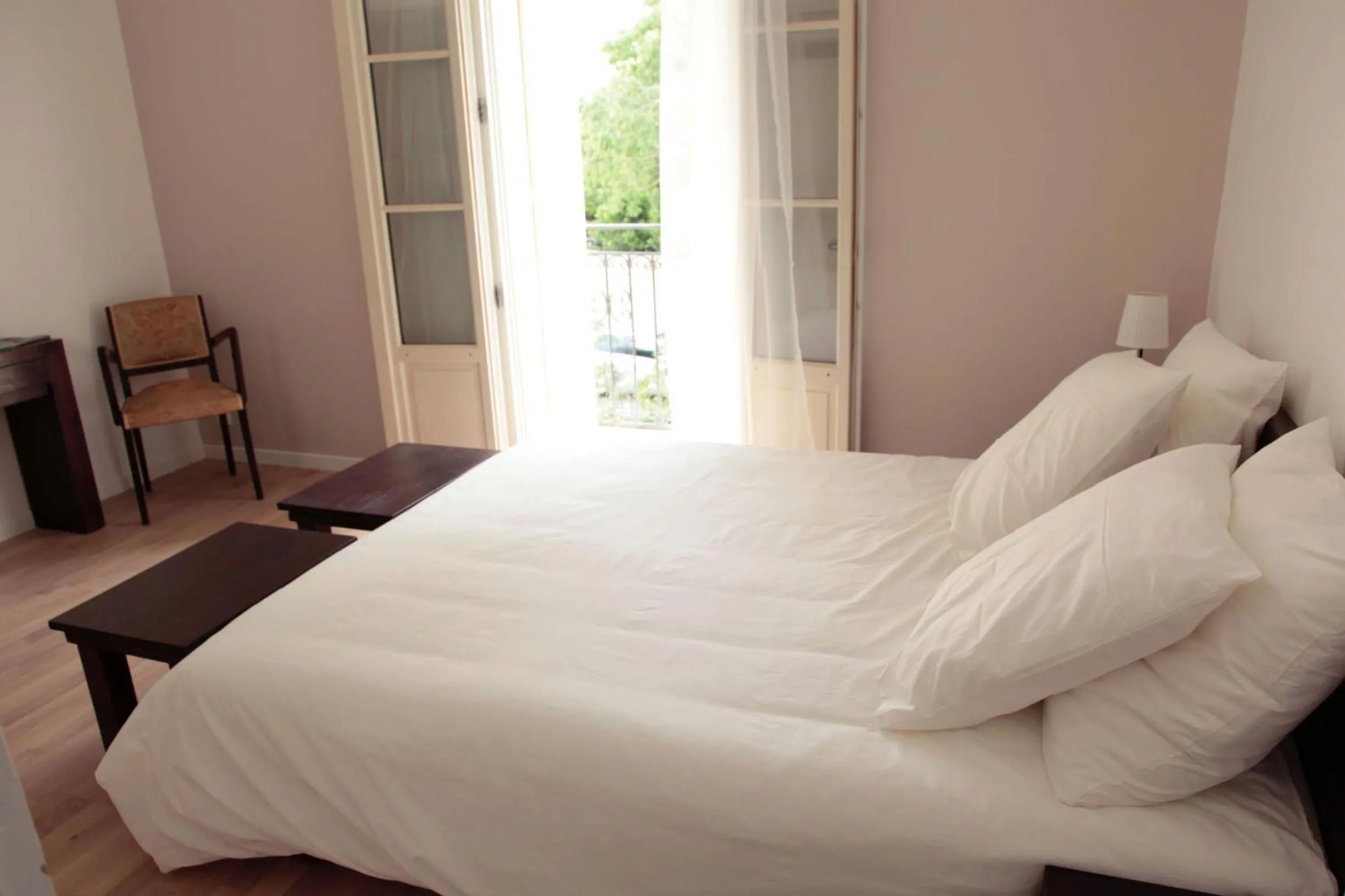 Photo of the whole room, Bed in Le Clos du Théron, chambre d'hôte