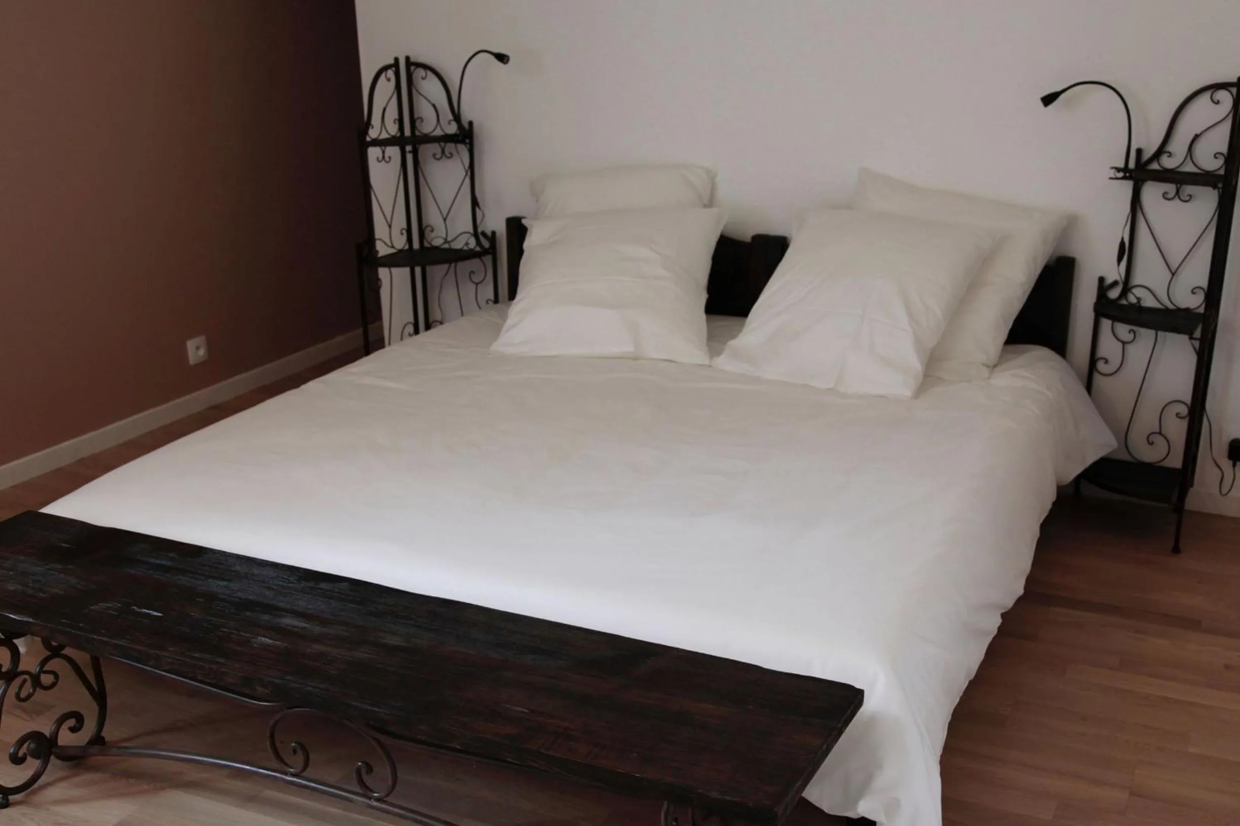 Bed in Le Clos du Théron, chambre d'hôte