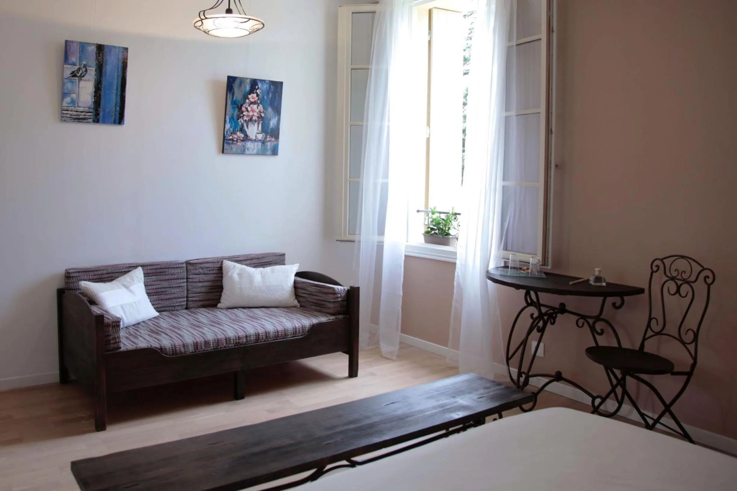 Living room in Le Clos du Théron, chambre d'hôte