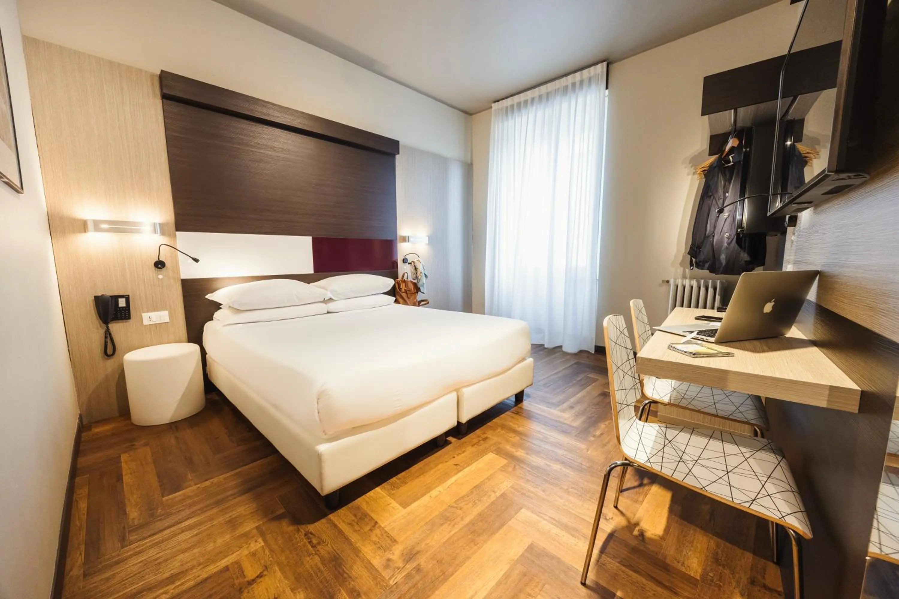 Bedroom, Bed in Genius Hotel Downtown