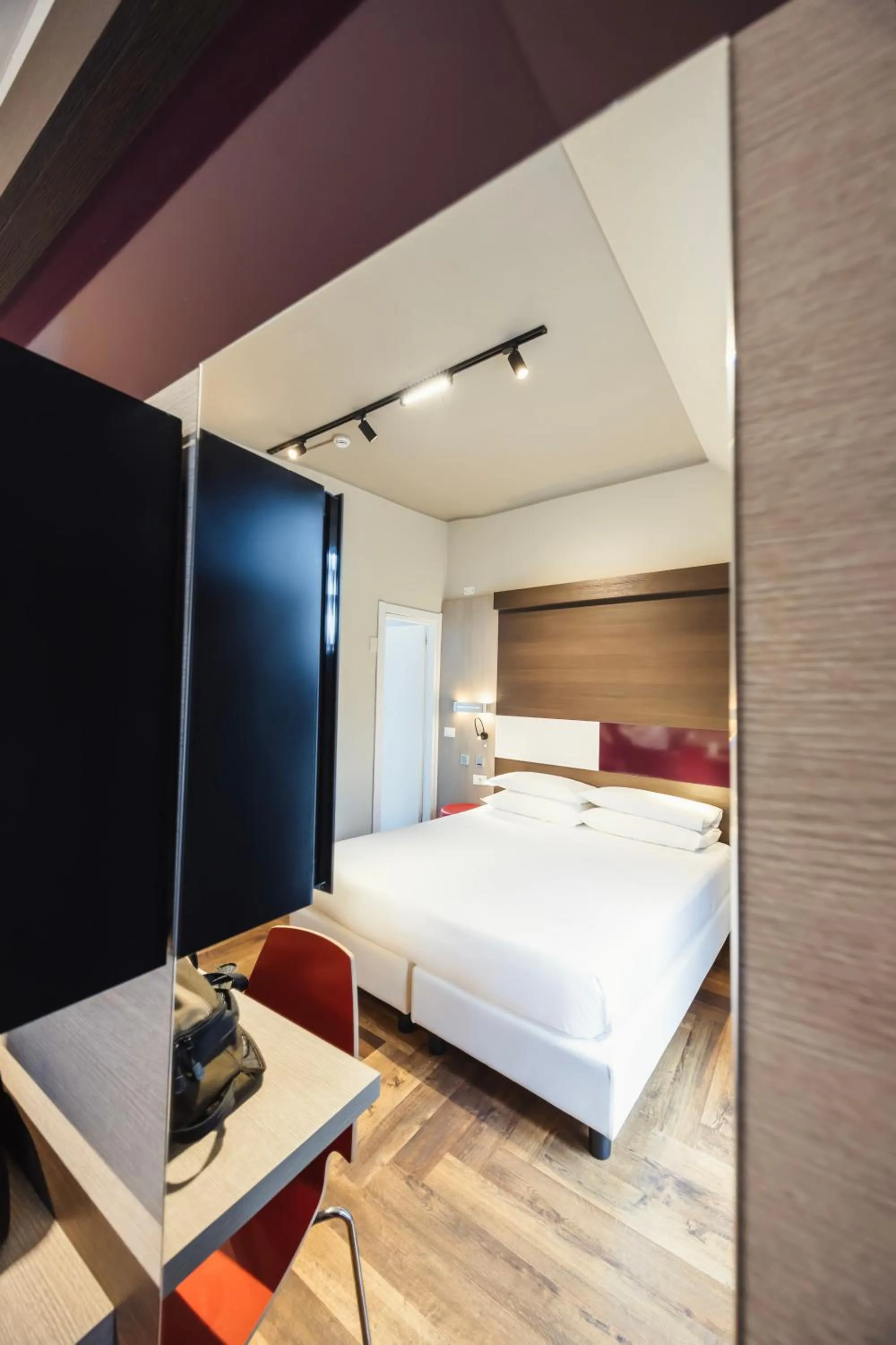 Bedroom, Bed in Genius Hotel Downtown