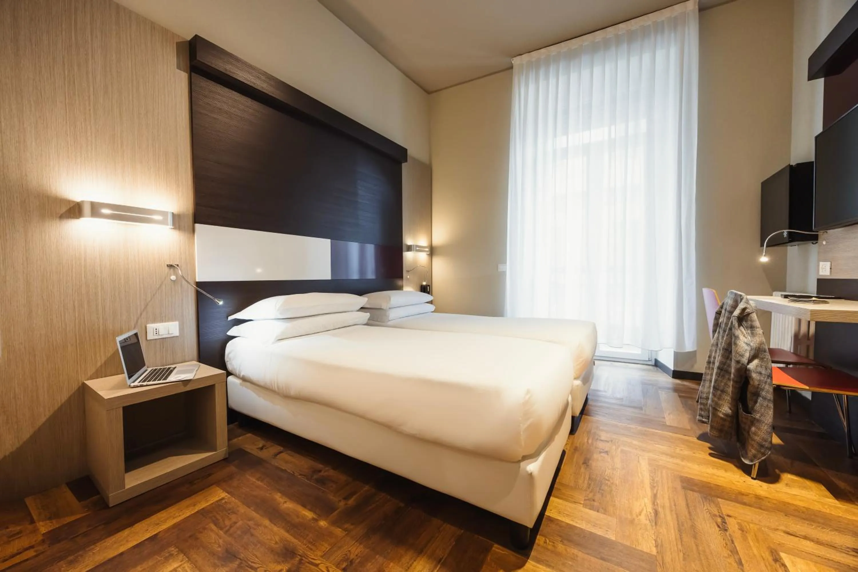 Bedroom, Bed in Genius Hotel Downtown