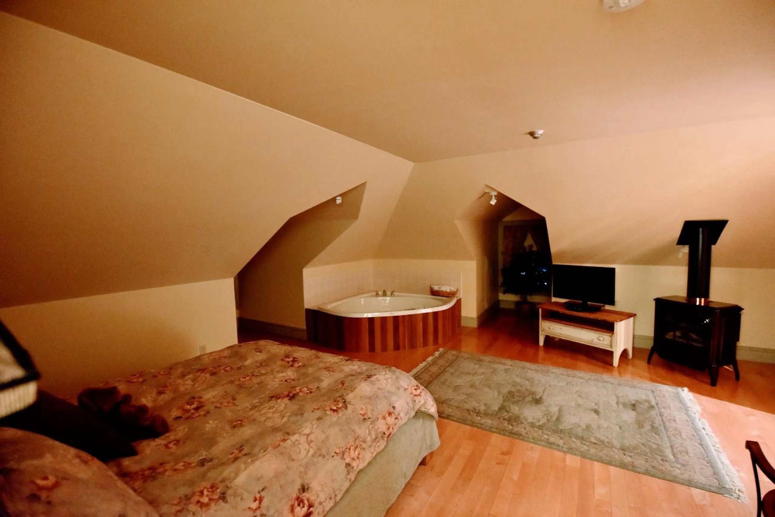 Bed in Burleigh Falls Inn