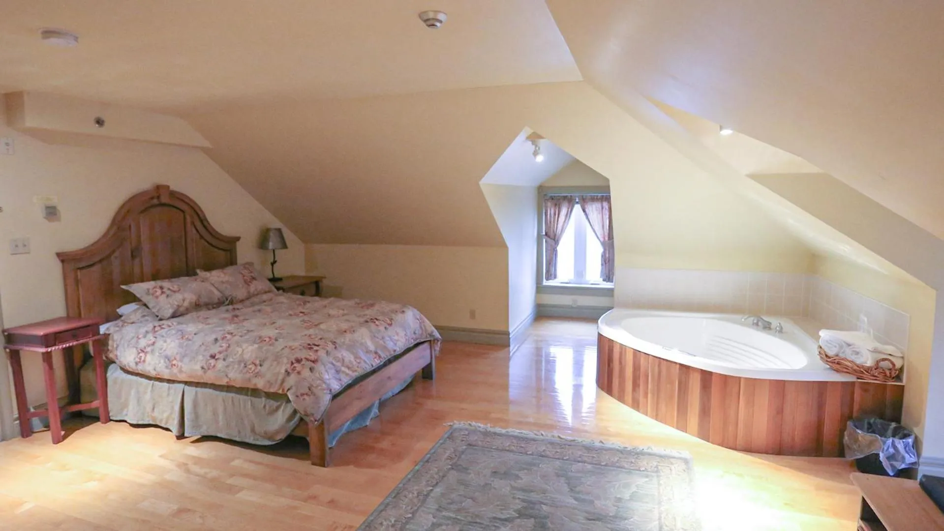 Bed in Burleigh Falls Inn