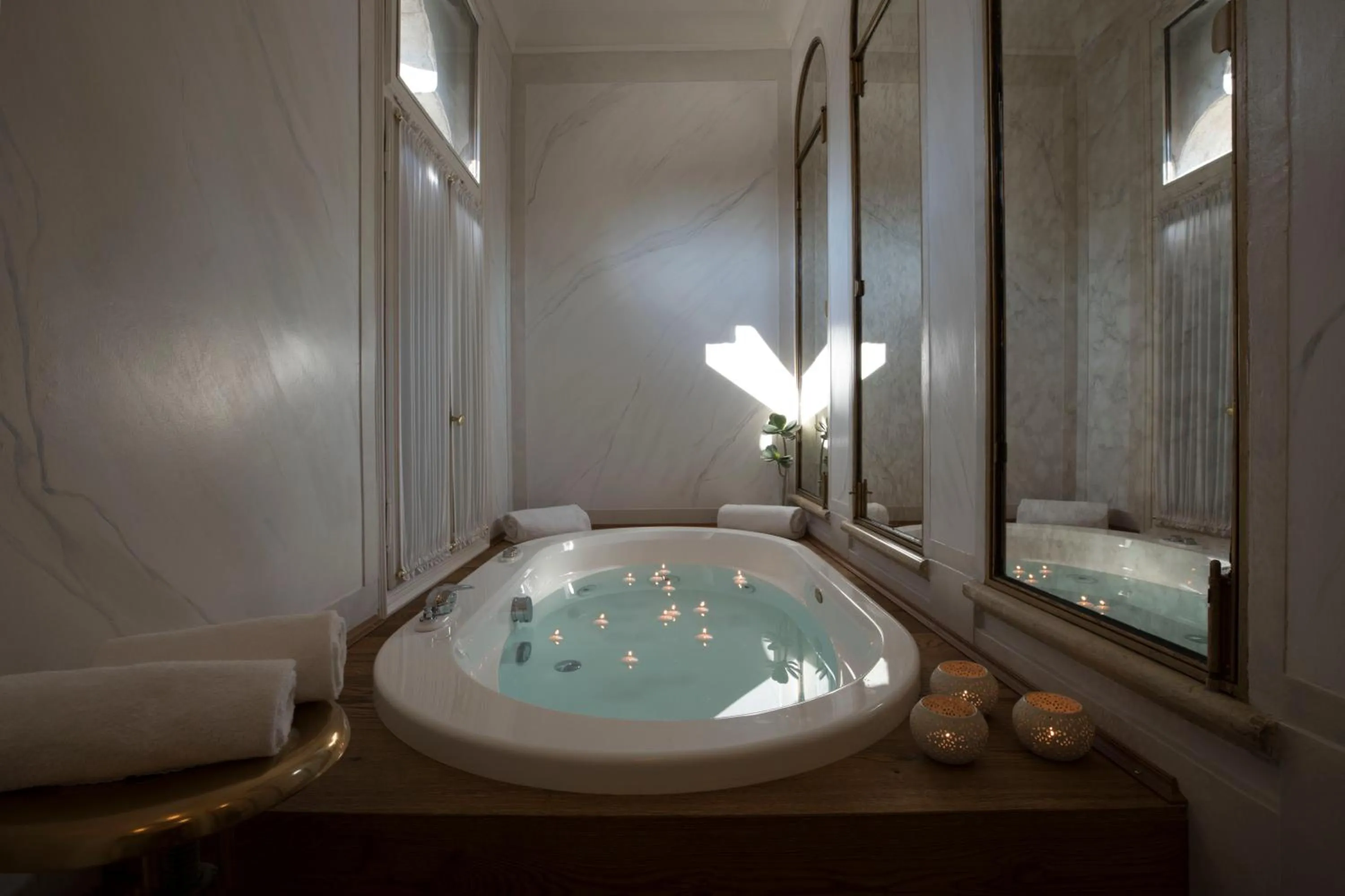 Hot Tub in Palazzo Paruta & Wellness Suites