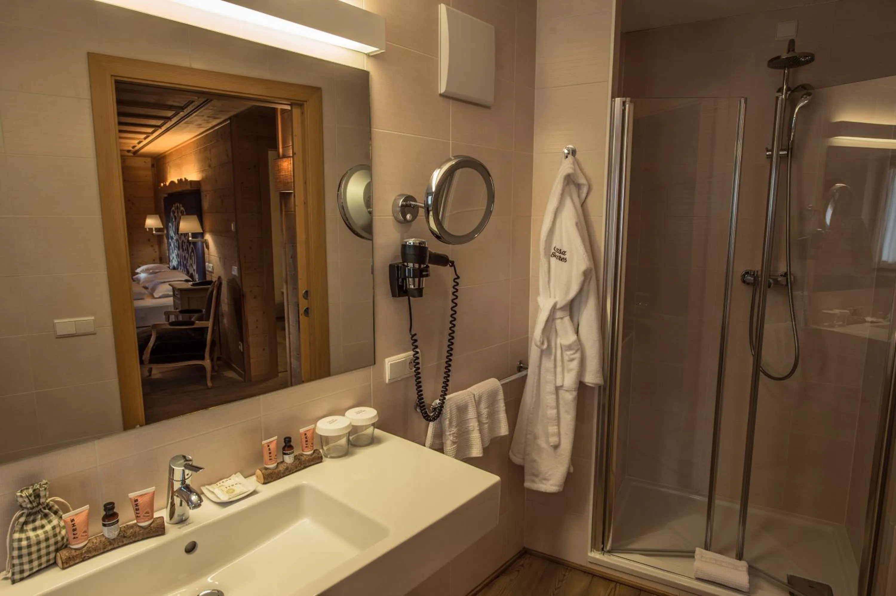 Shower in Hotel Ciasa Salares