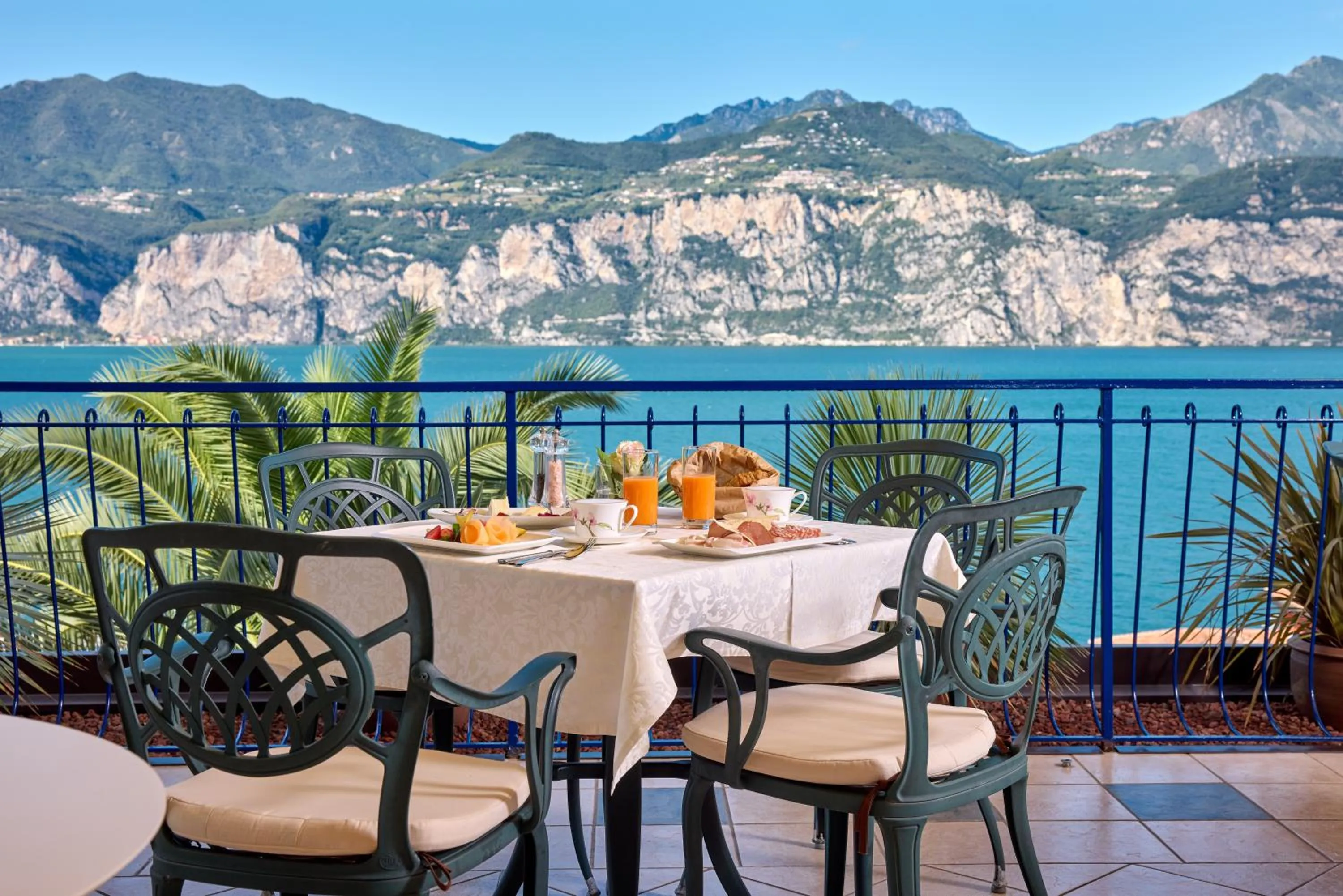 Restaurant/places to eat in Hotel Capri