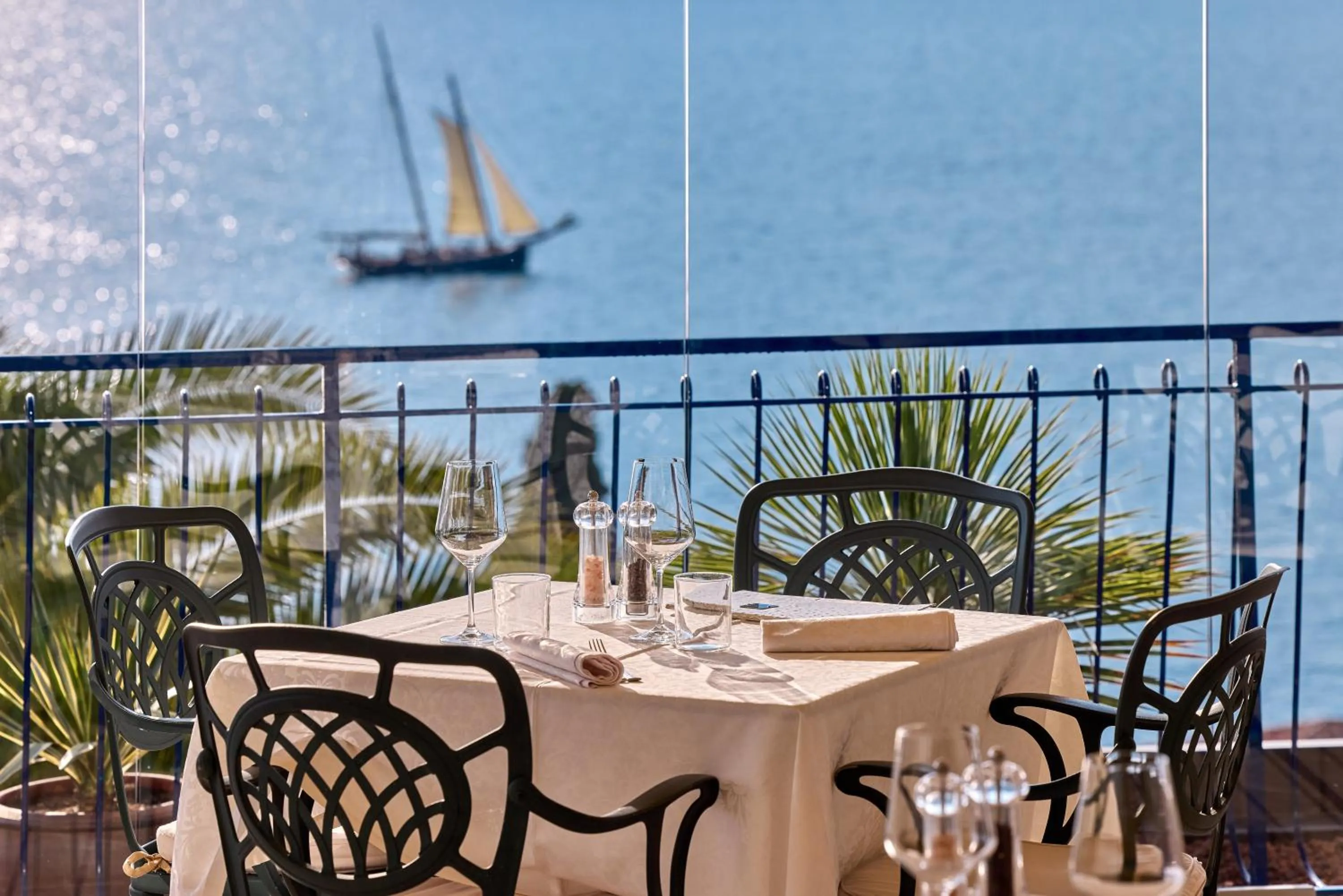 Restaurant/places to eat in Hotel Capri