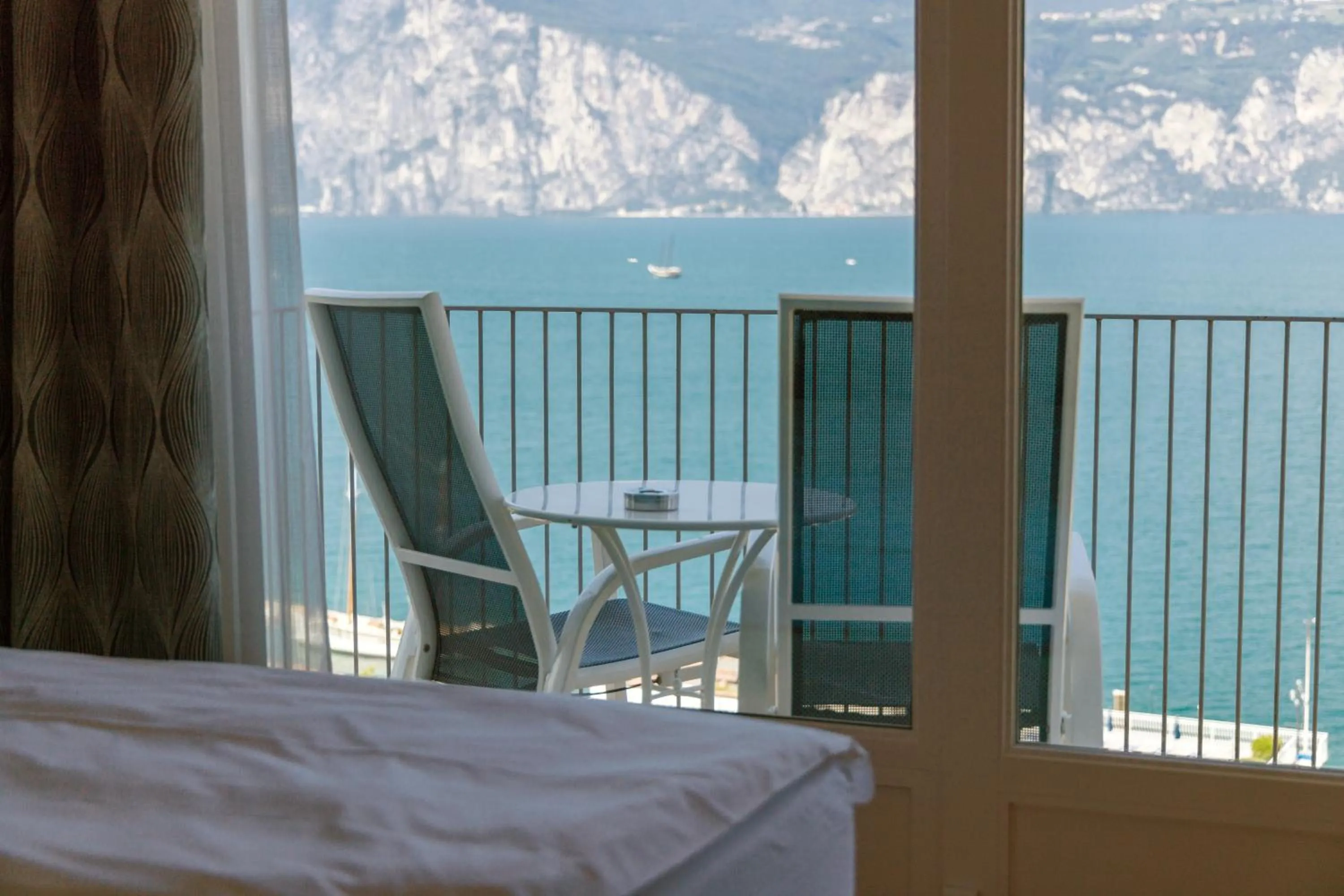 Lake view, Bed in Hotel Capri