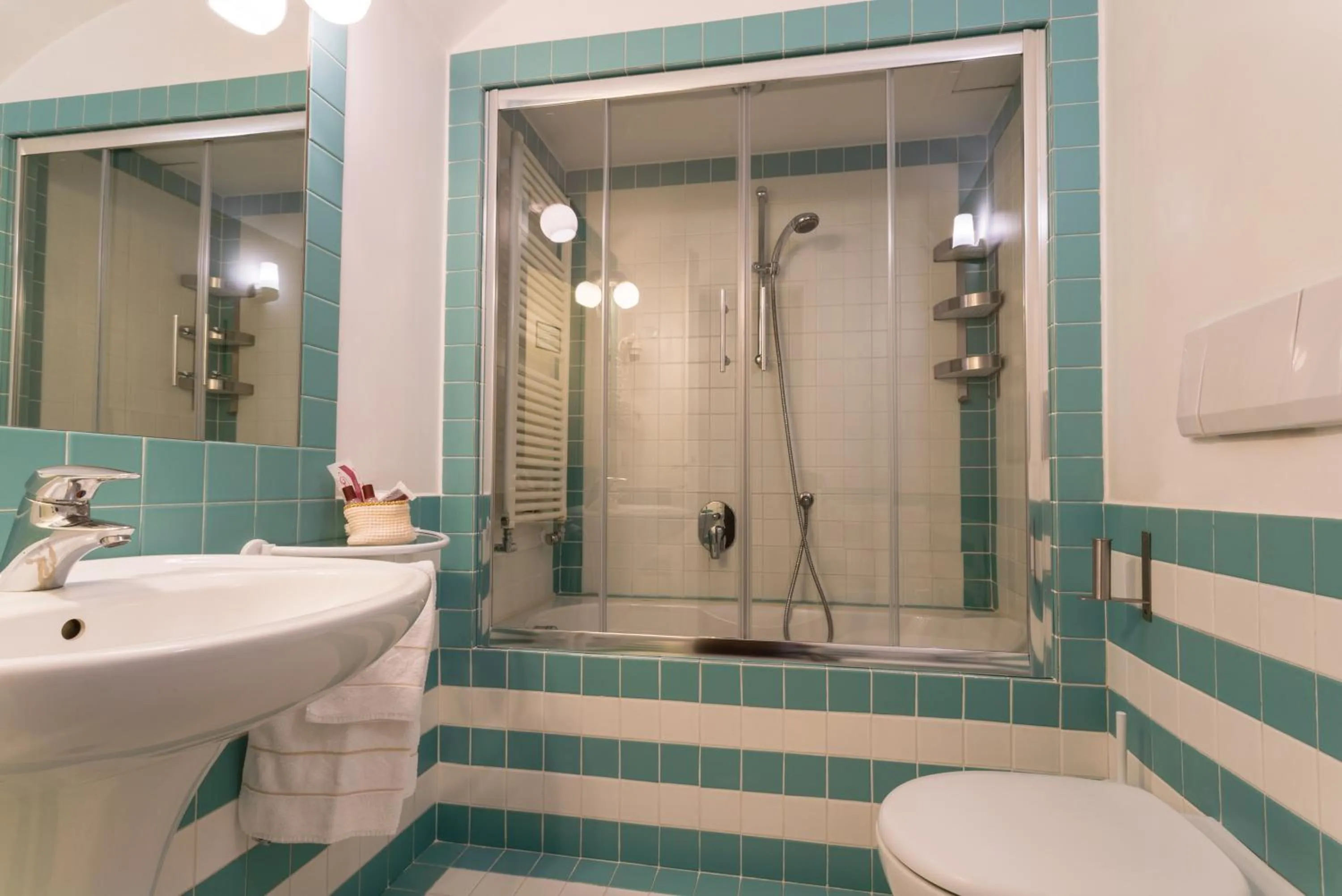 Bathroom in Locanda Ai Santi Apostoli Sul Canal Grande - Ferretti Hotels Collection