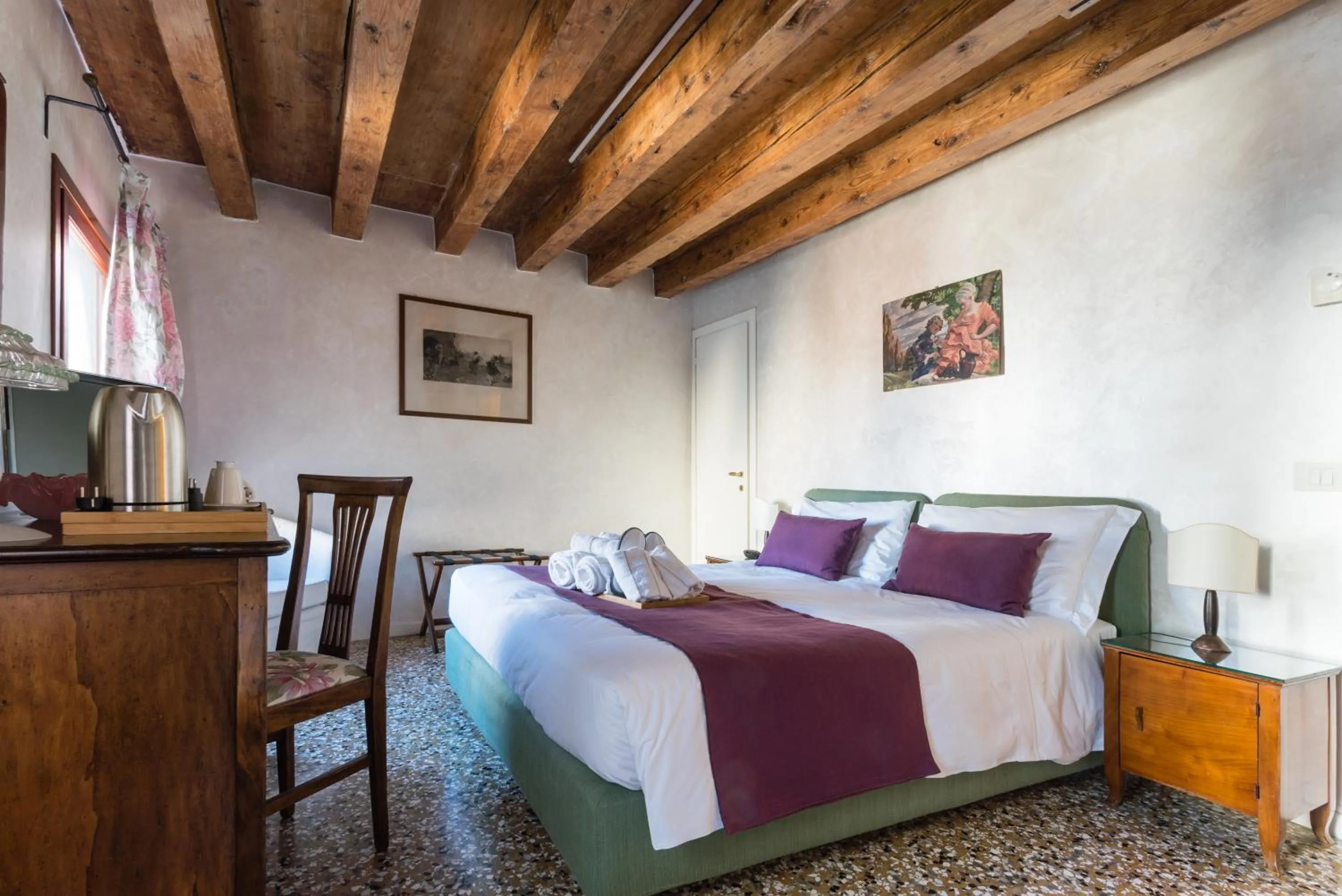 Photo of the whole room, Bed in Locanda Ai Santi Apostoli Sul Canal Grande - Ferretti Hotels Collection