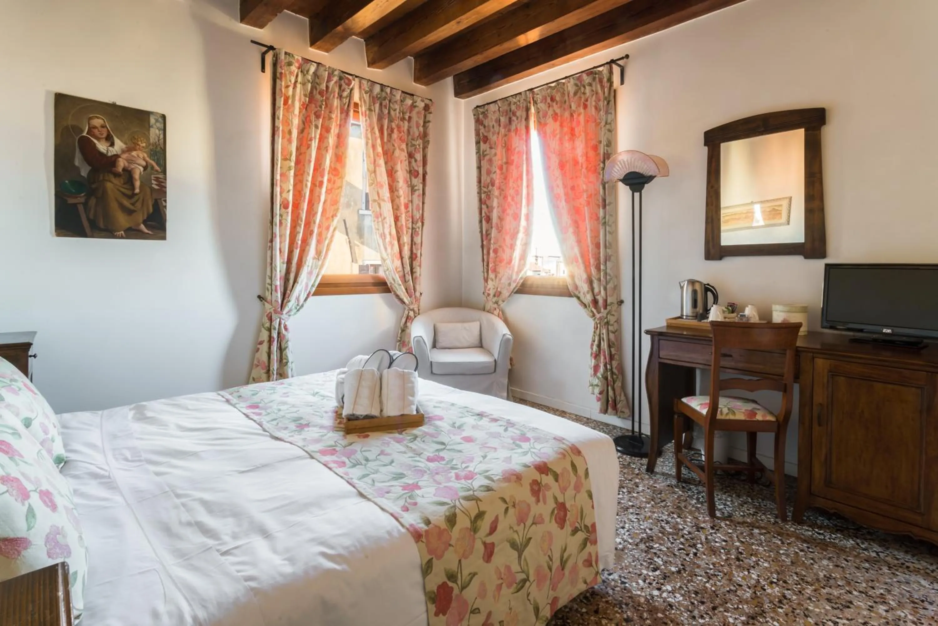 Photo of the whole room, Bed in Locanda Ai Santi Apostoli Sul Canal Grande - Ferretti Hotels Collection