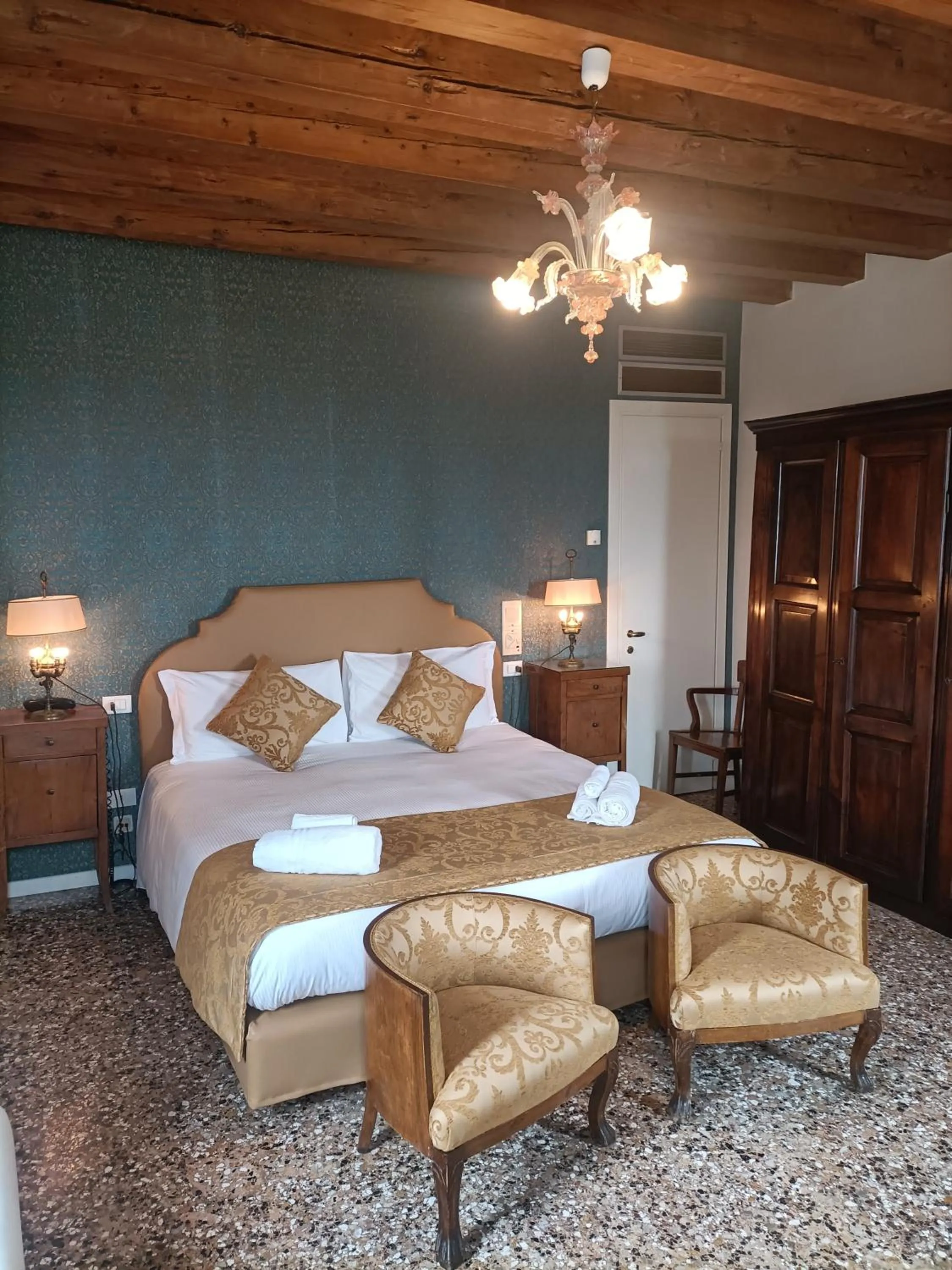 Bed in Locanda Ai Santi Apostoli Sul Canal Grande - Ferretti Hotels Collection